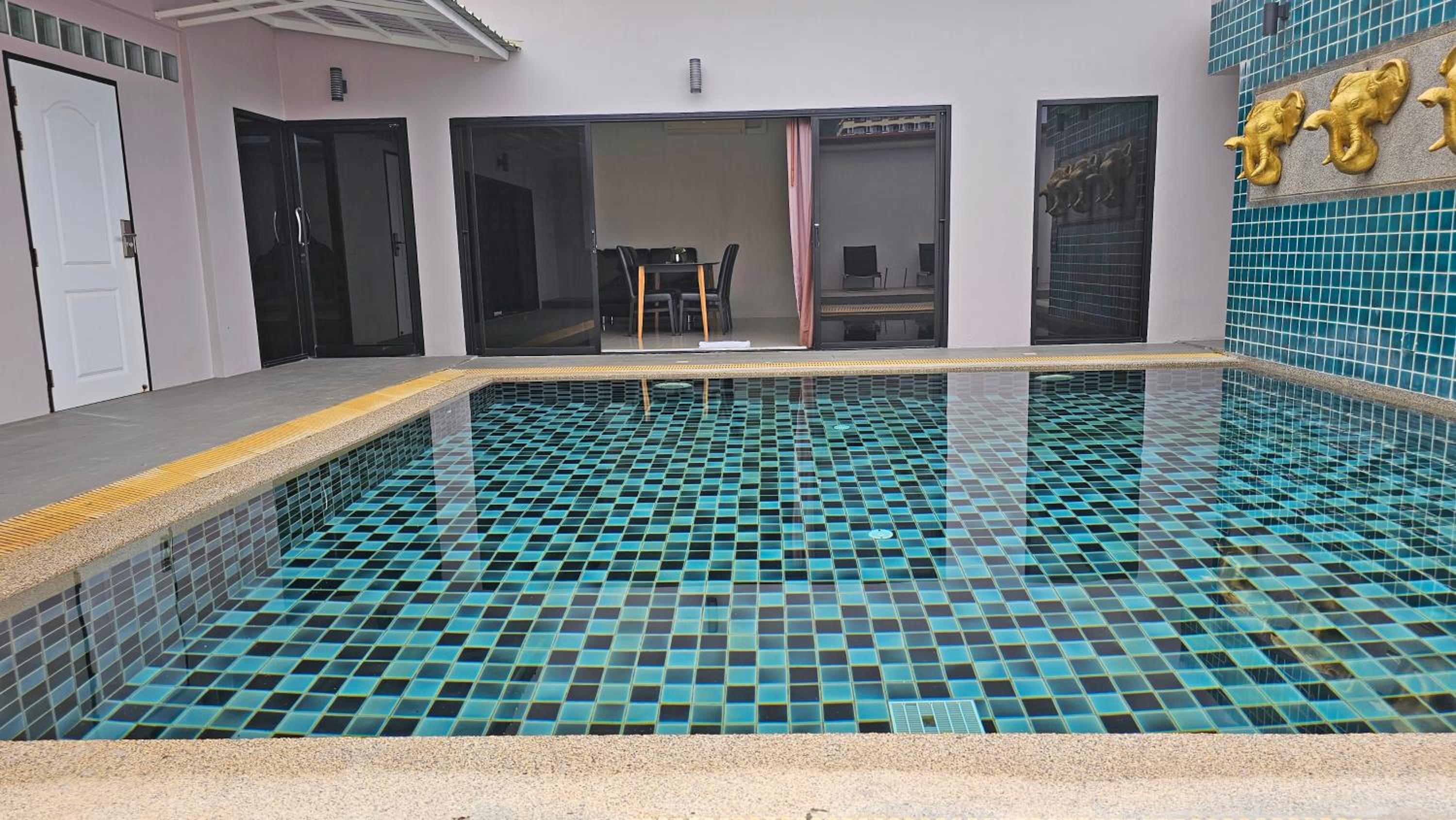 Three-Bedroom Penthouse with Pool - Photo 7