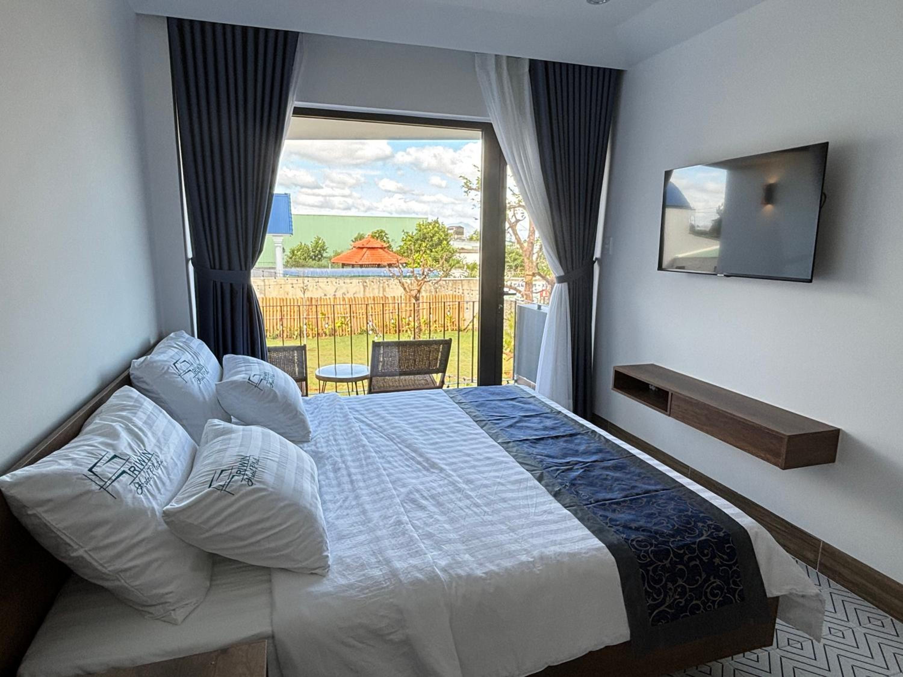 King Room with Pool View photo 3