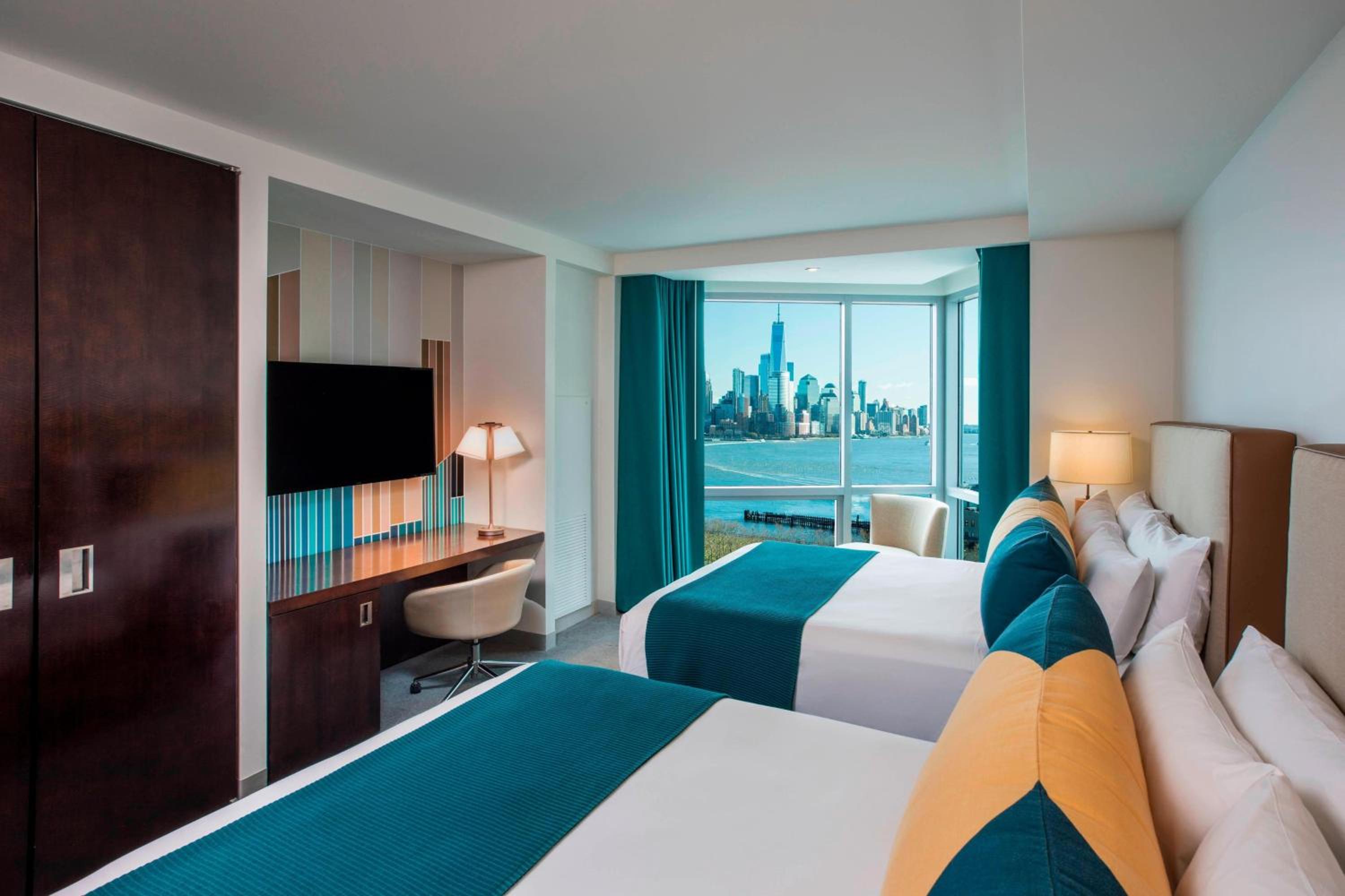 Queen Room with Hudson View - Photo 1