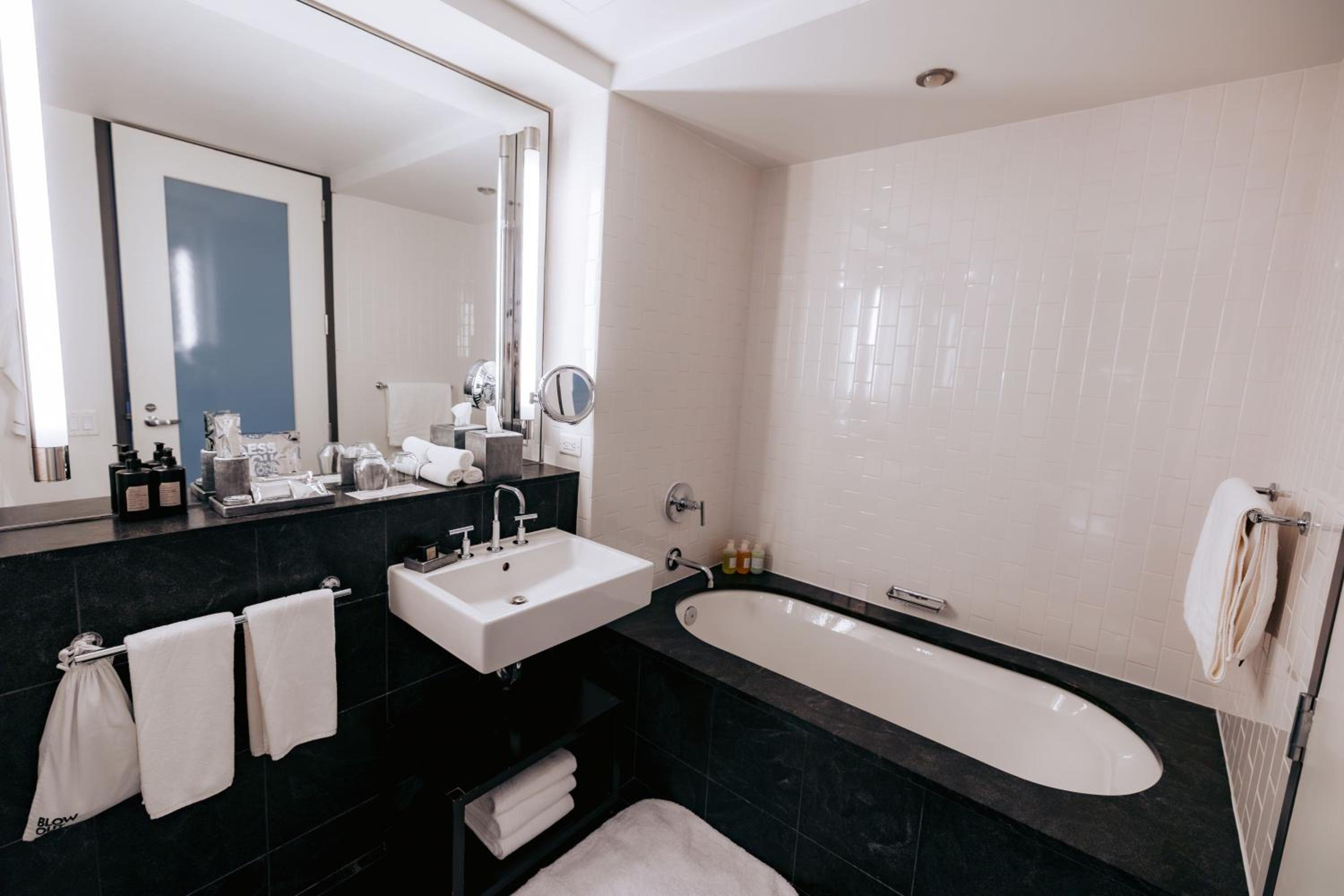 Junior Suite with Balcony and View - Photo 5