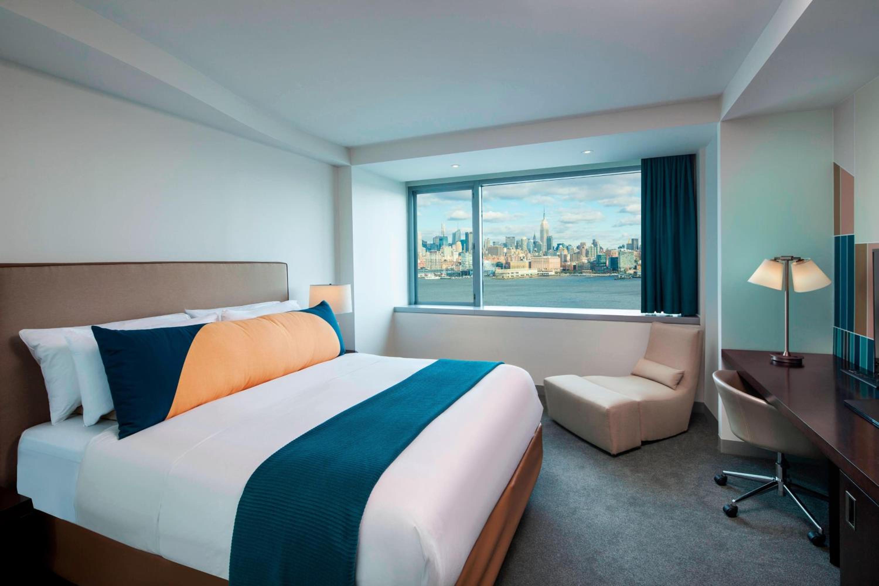 Junior Suite with Balcony and View - Photo 3