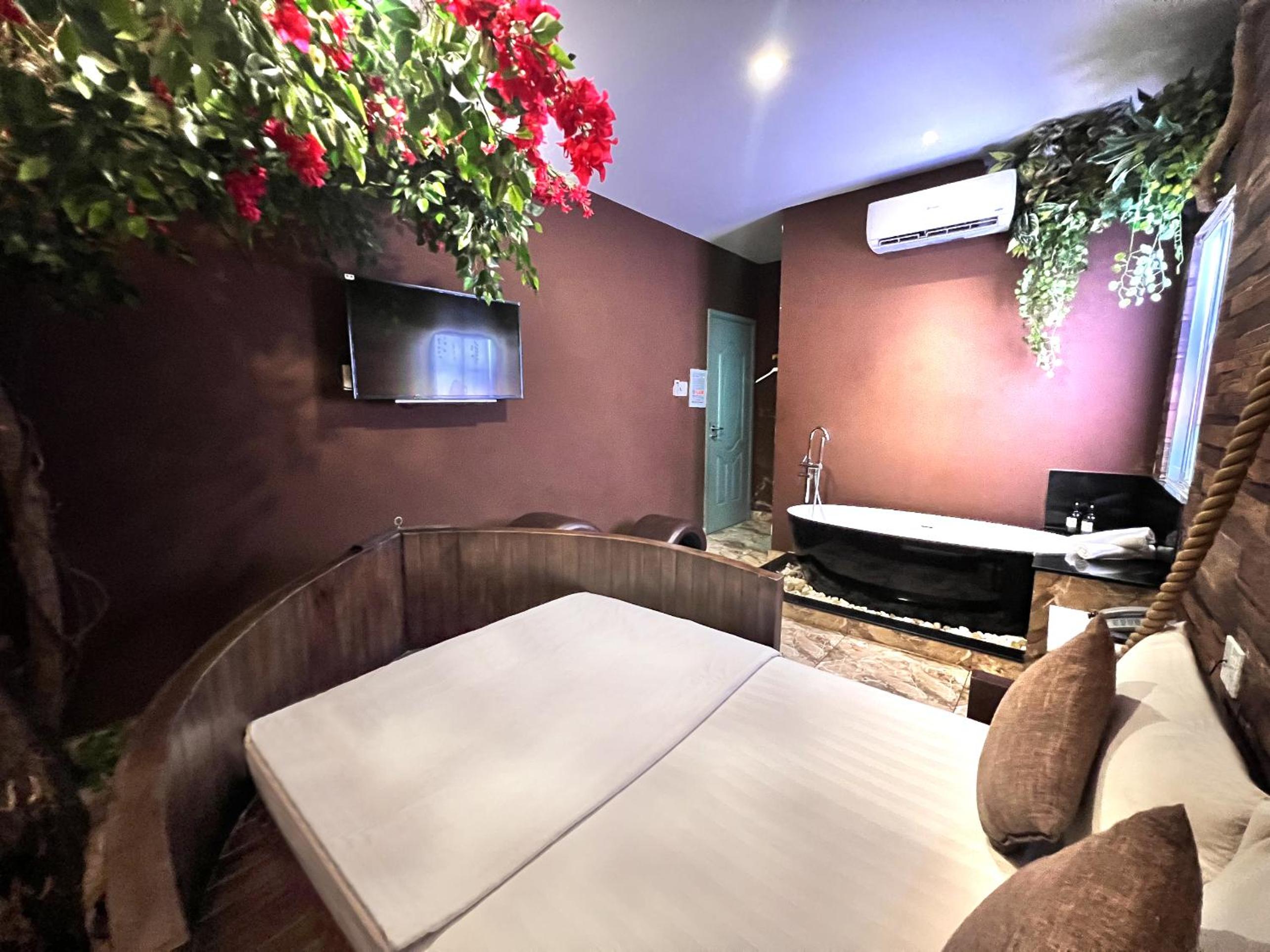Deluxe Double Room with Bath - Photo 8