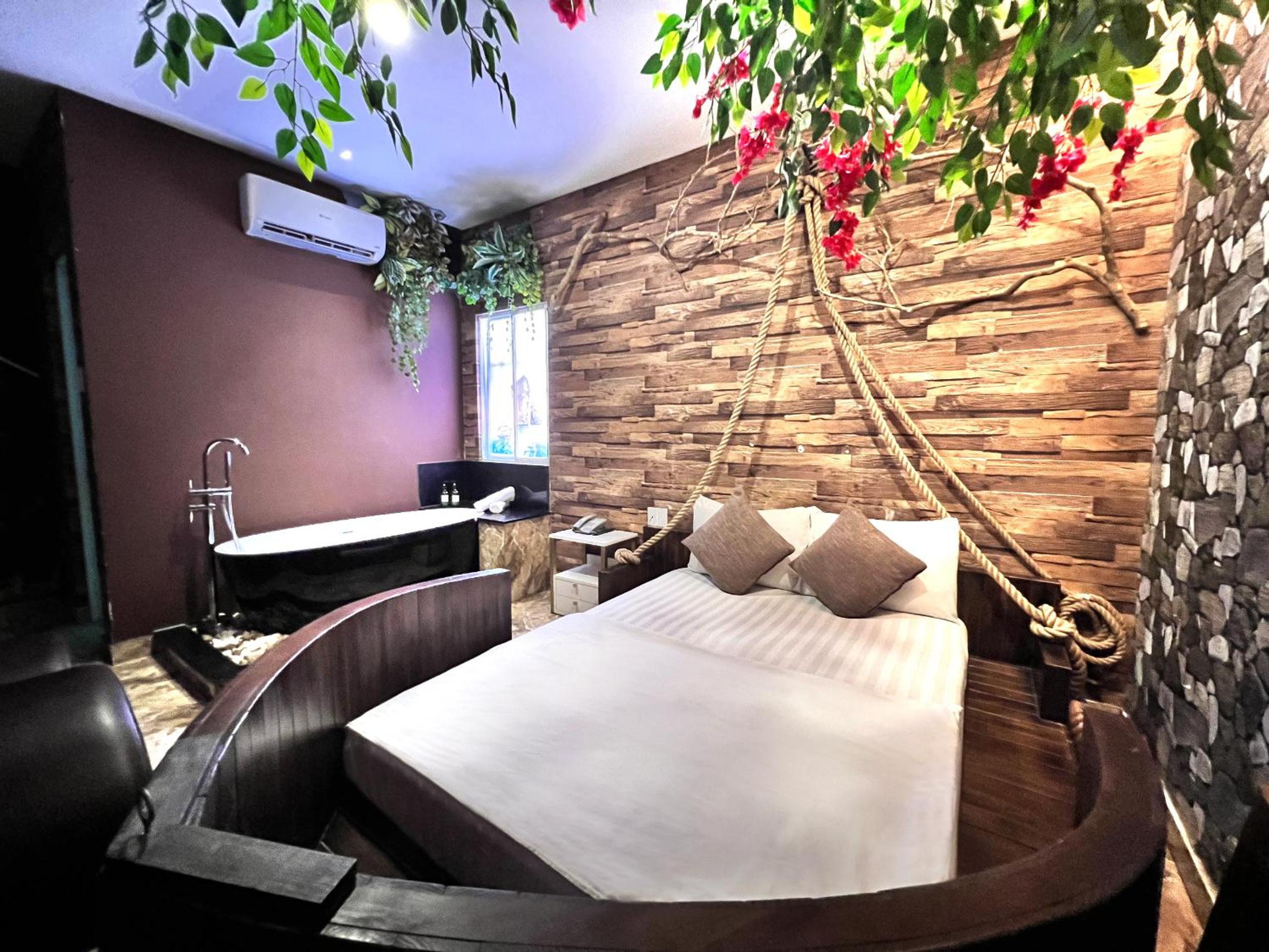 Deluxe Double Room with Bath - Photo 4
