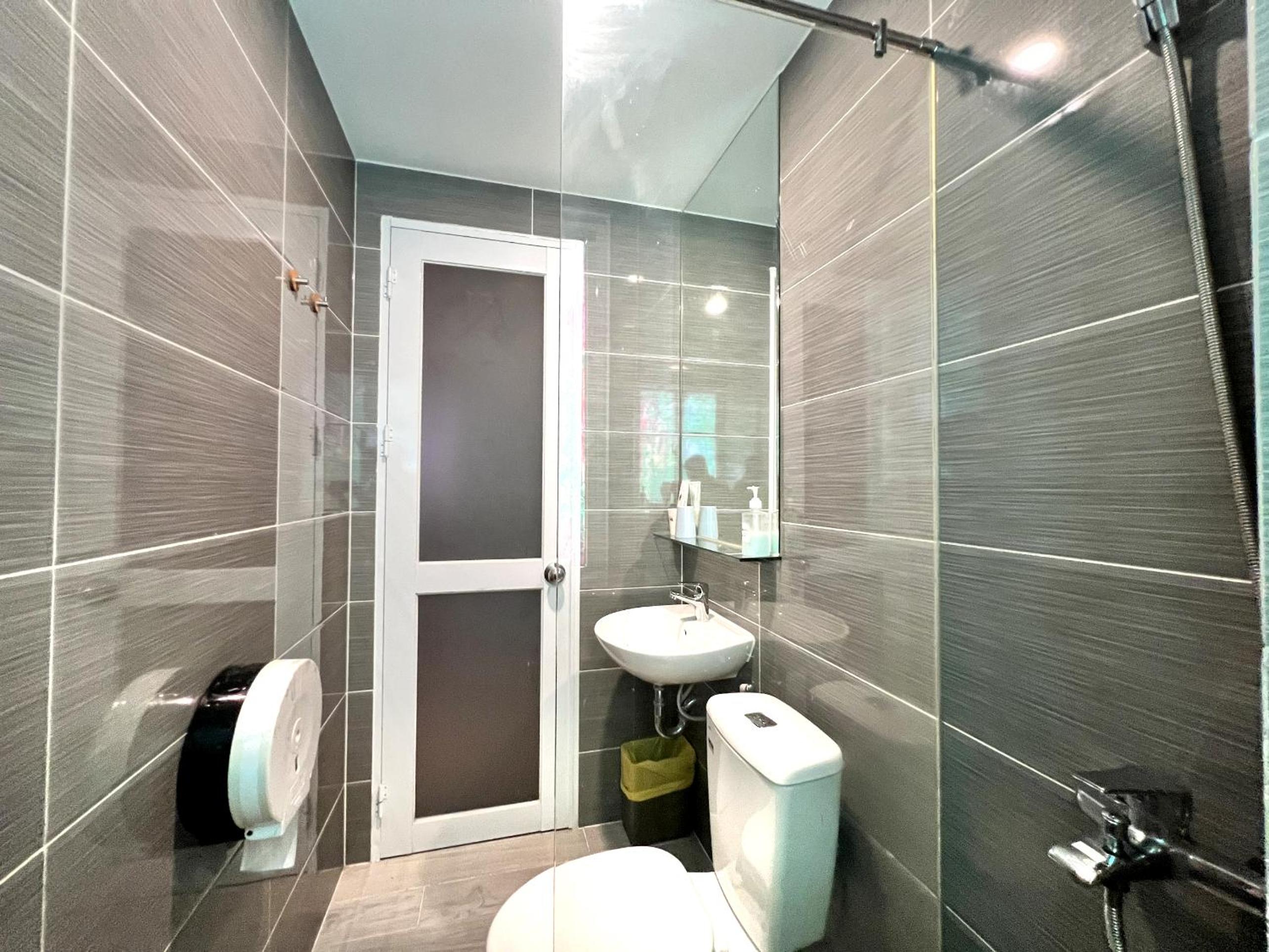 Deluxe Double Room with Bath - Photo 7