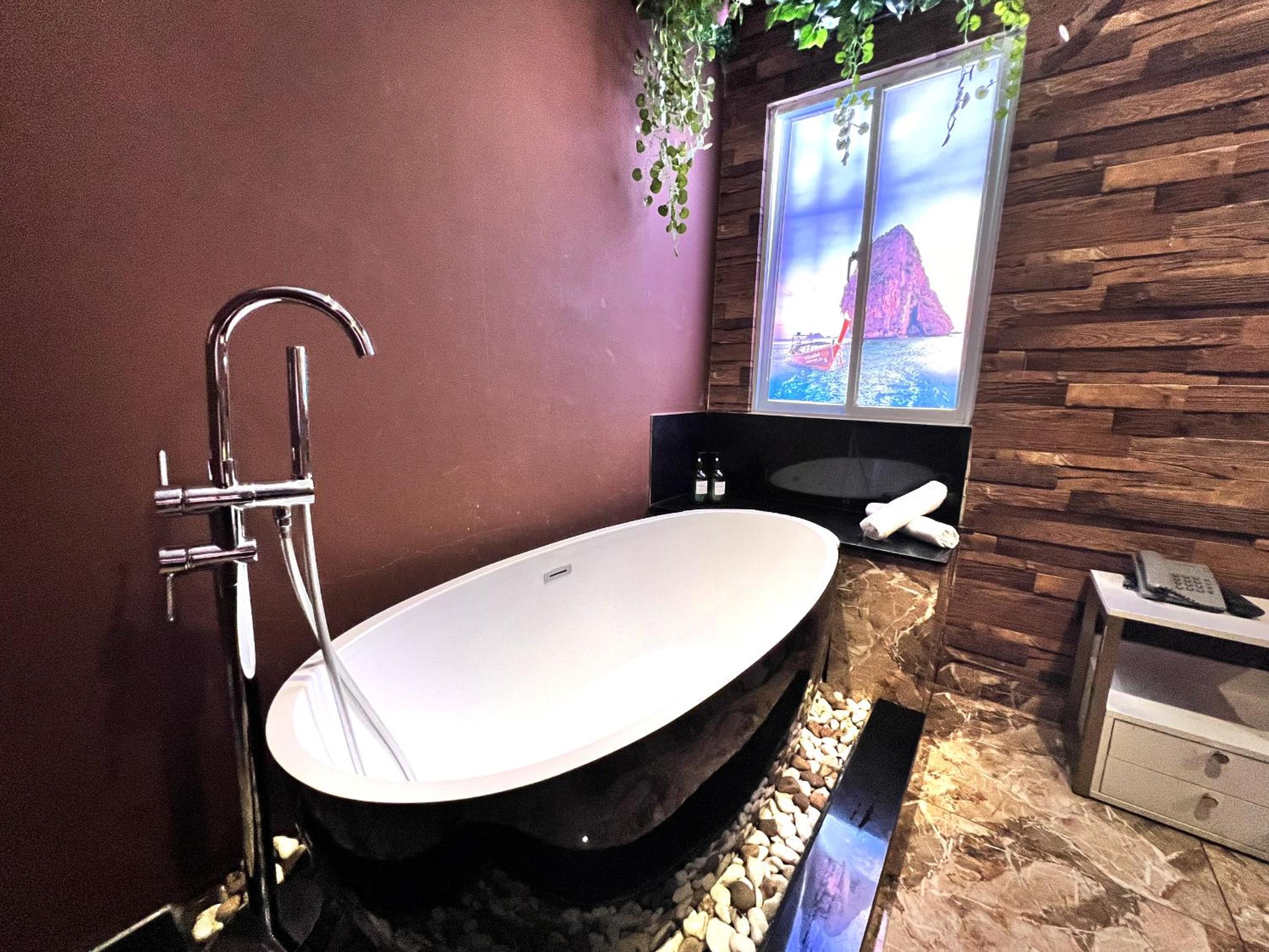 Deluxe Double Room with Bath - Photo 5