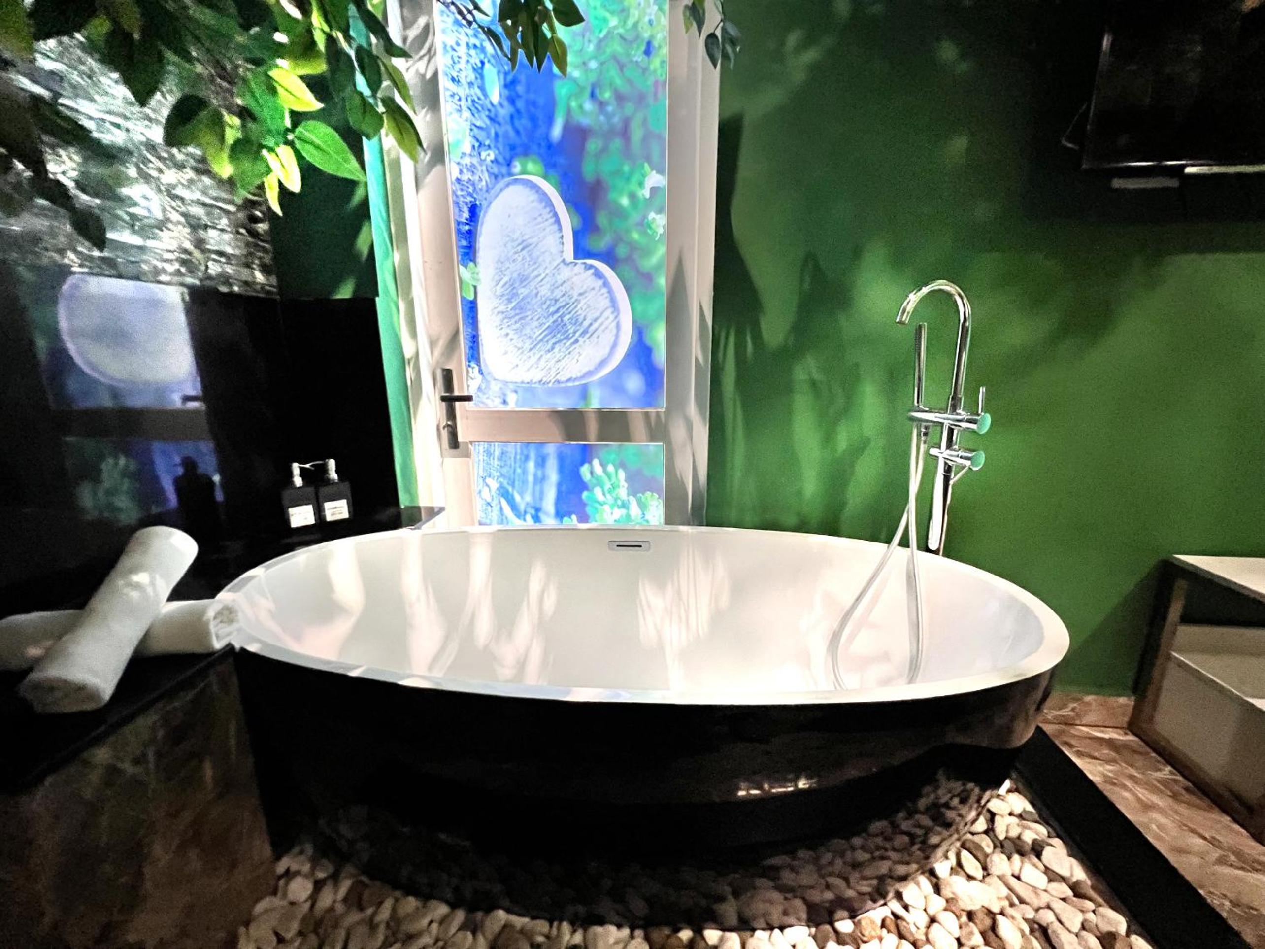 Suite with Spa Bath - Photo 4