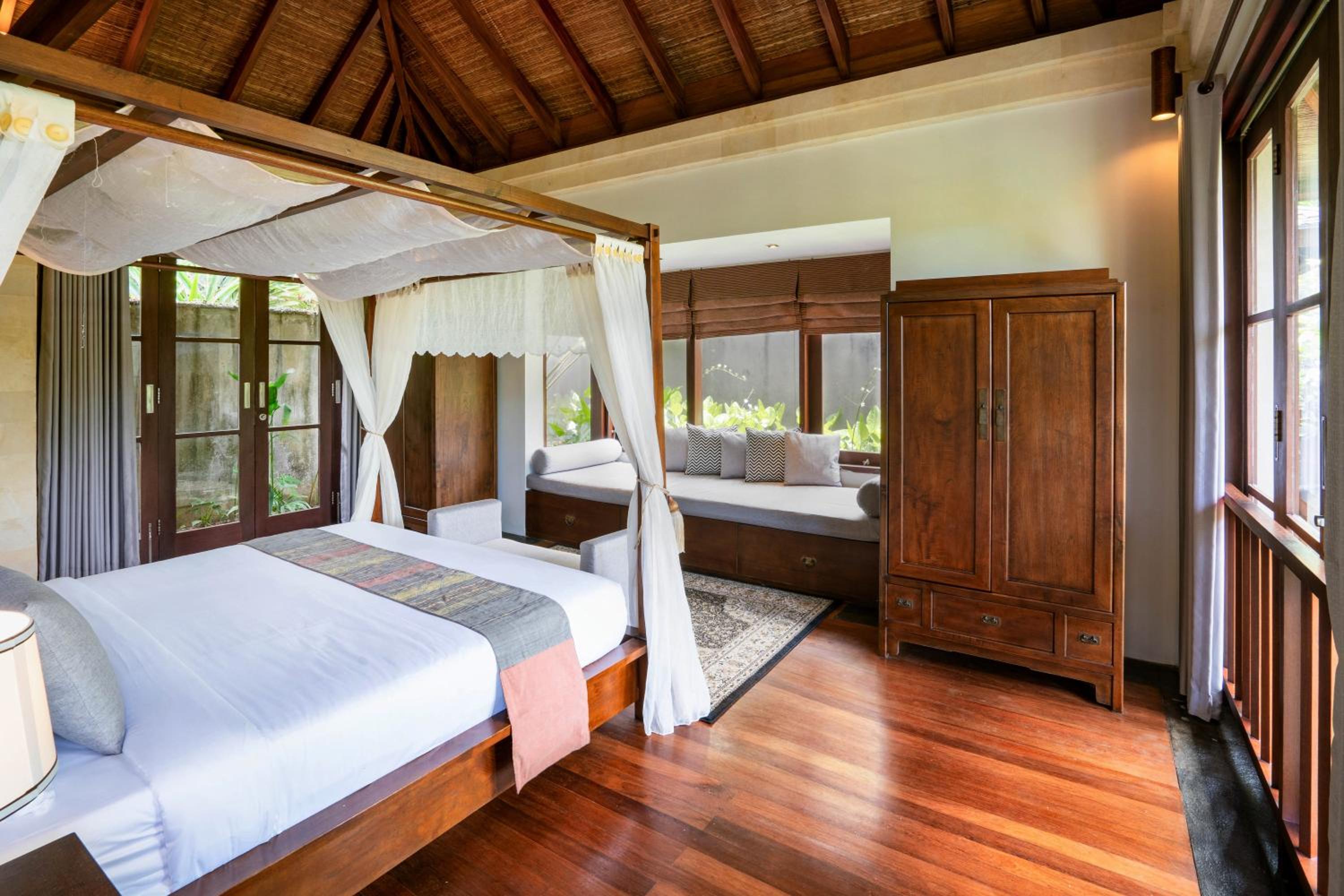 Three-Bedroom Villa with Private Pool - Photo 10