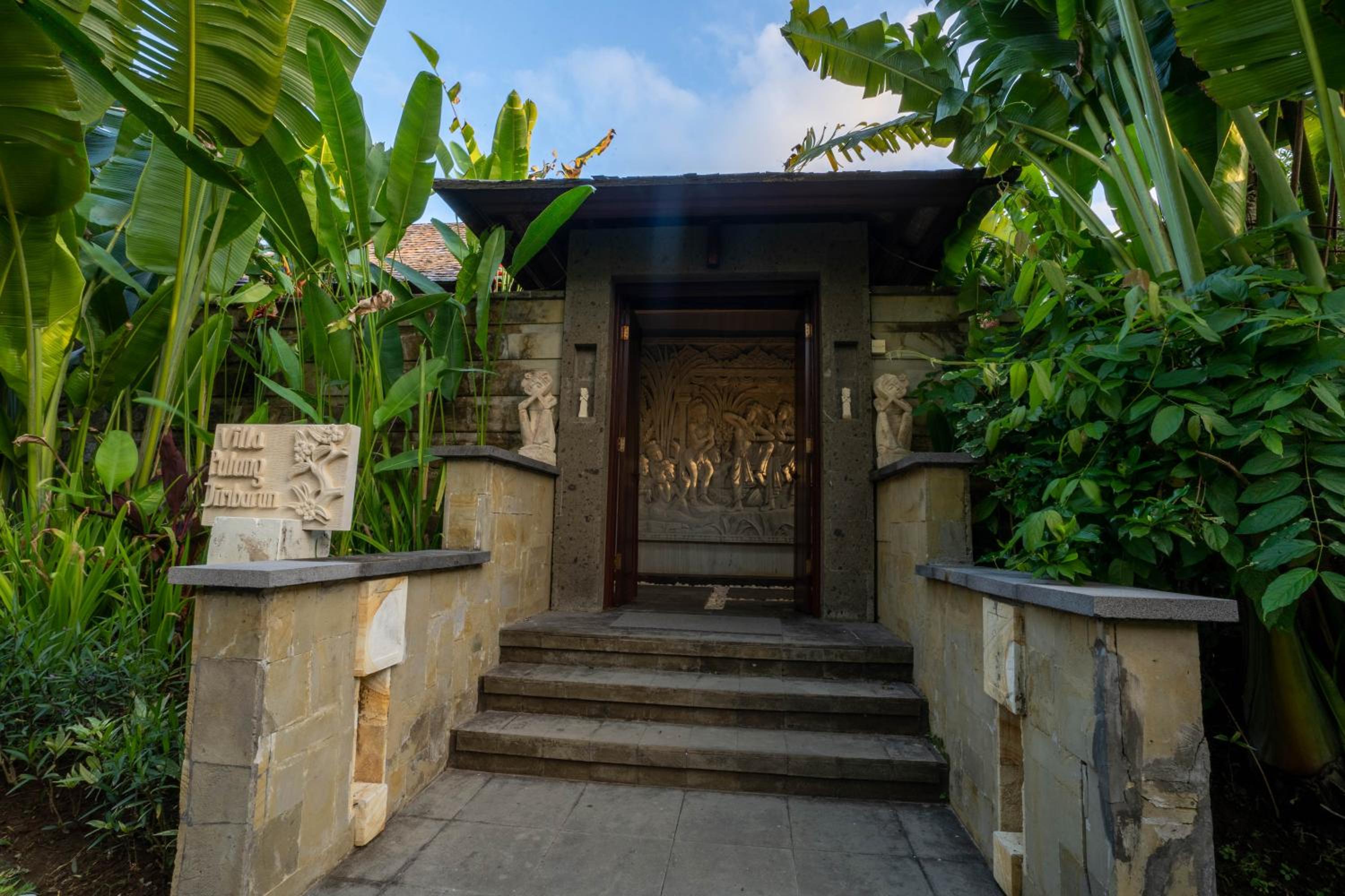 Three-Bedroom Villa with Private Pool - Photo 2