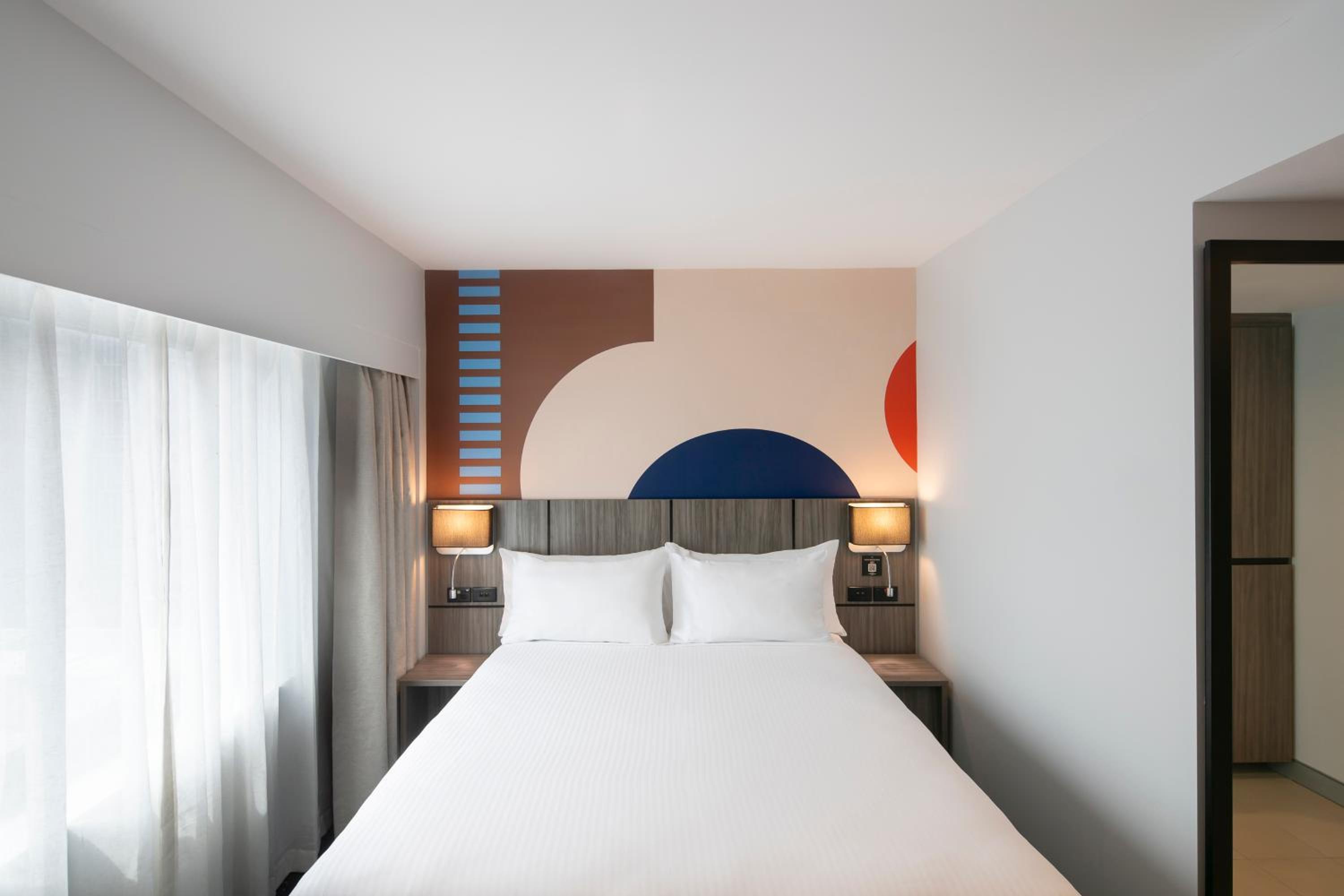 Deluxe Queen Room - Photo 8