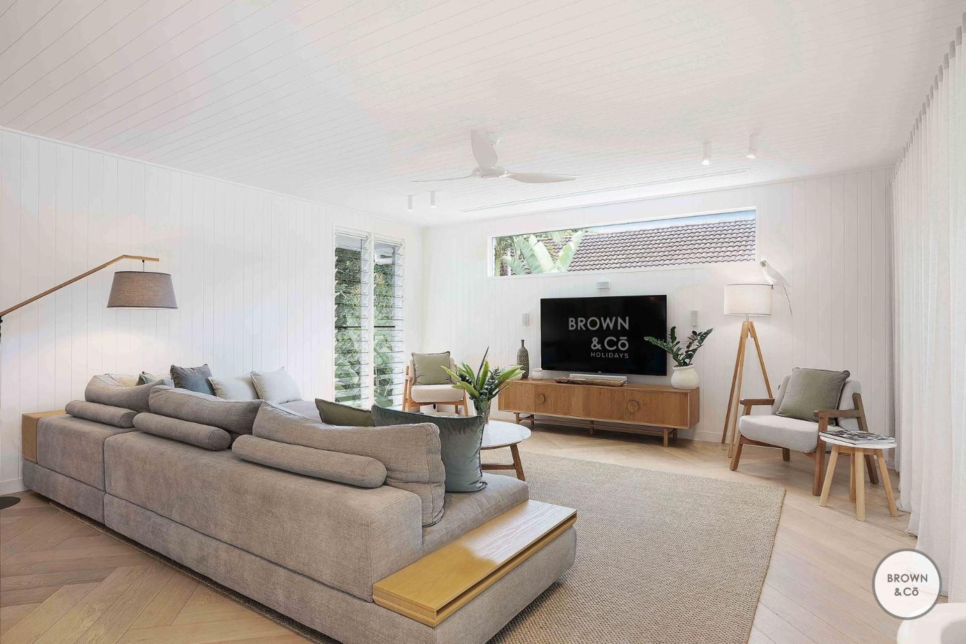 Five-Bedroom House photo 3