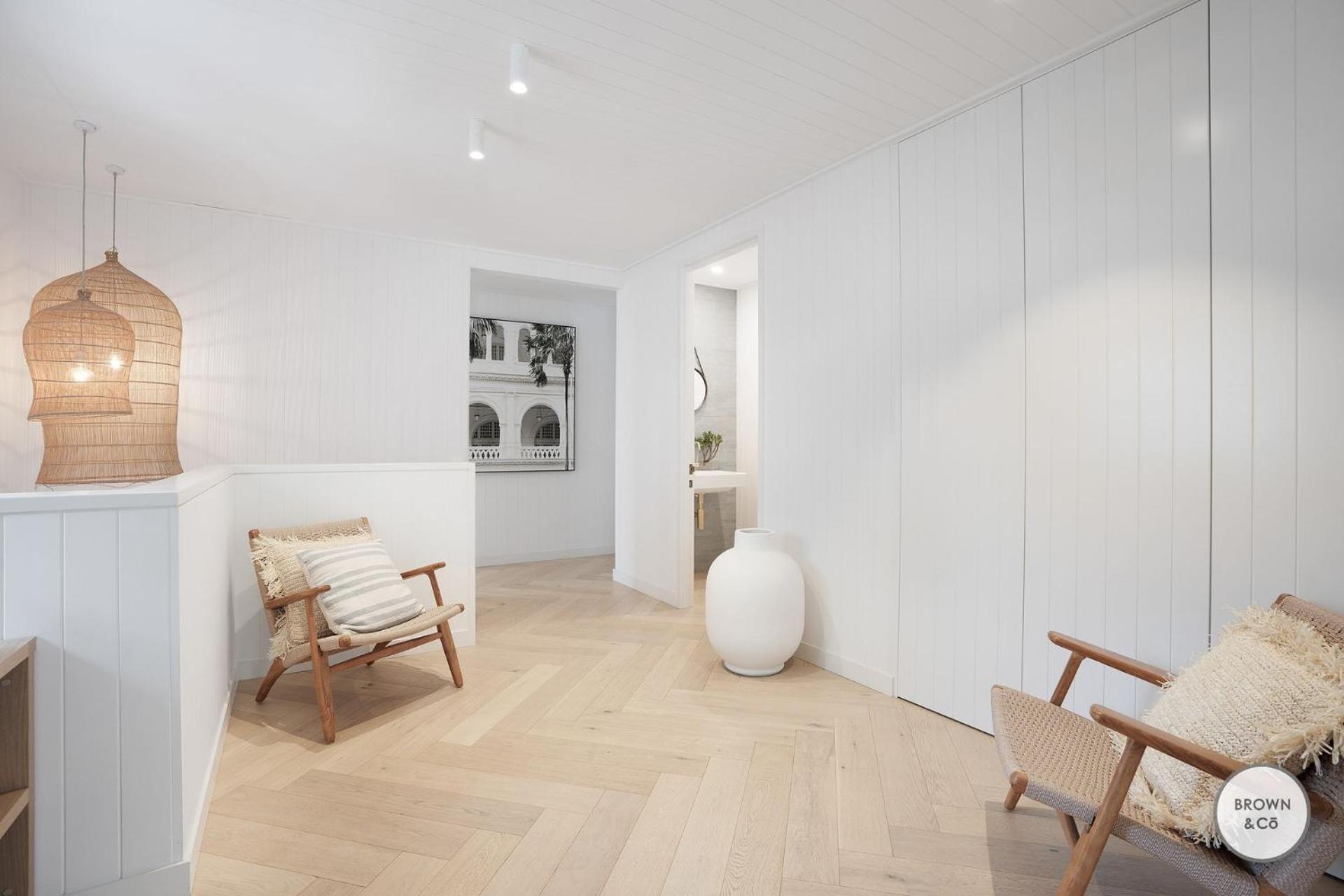 Five-Bedroom House photo 1