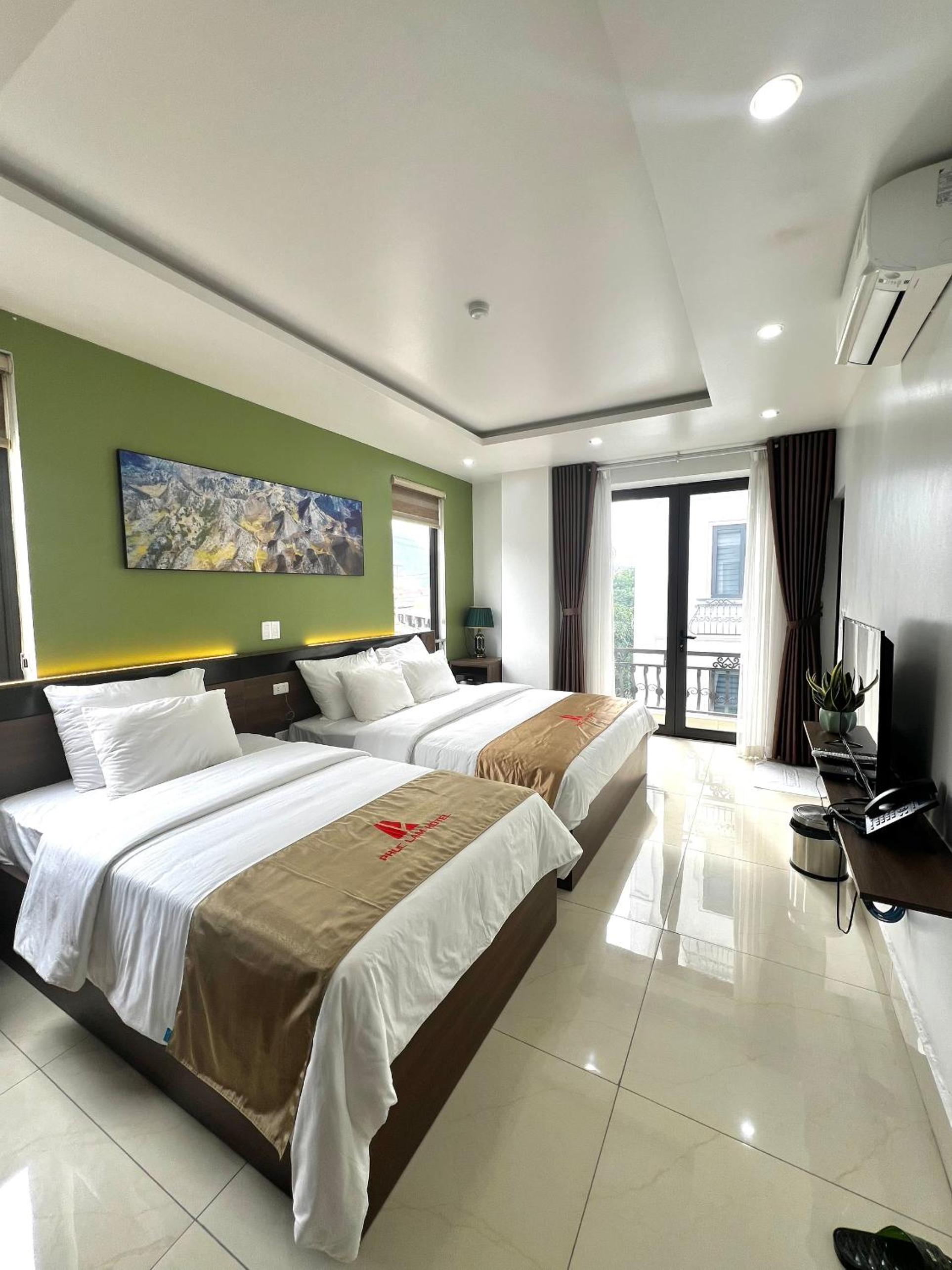 Family Room with Balcony photo 2