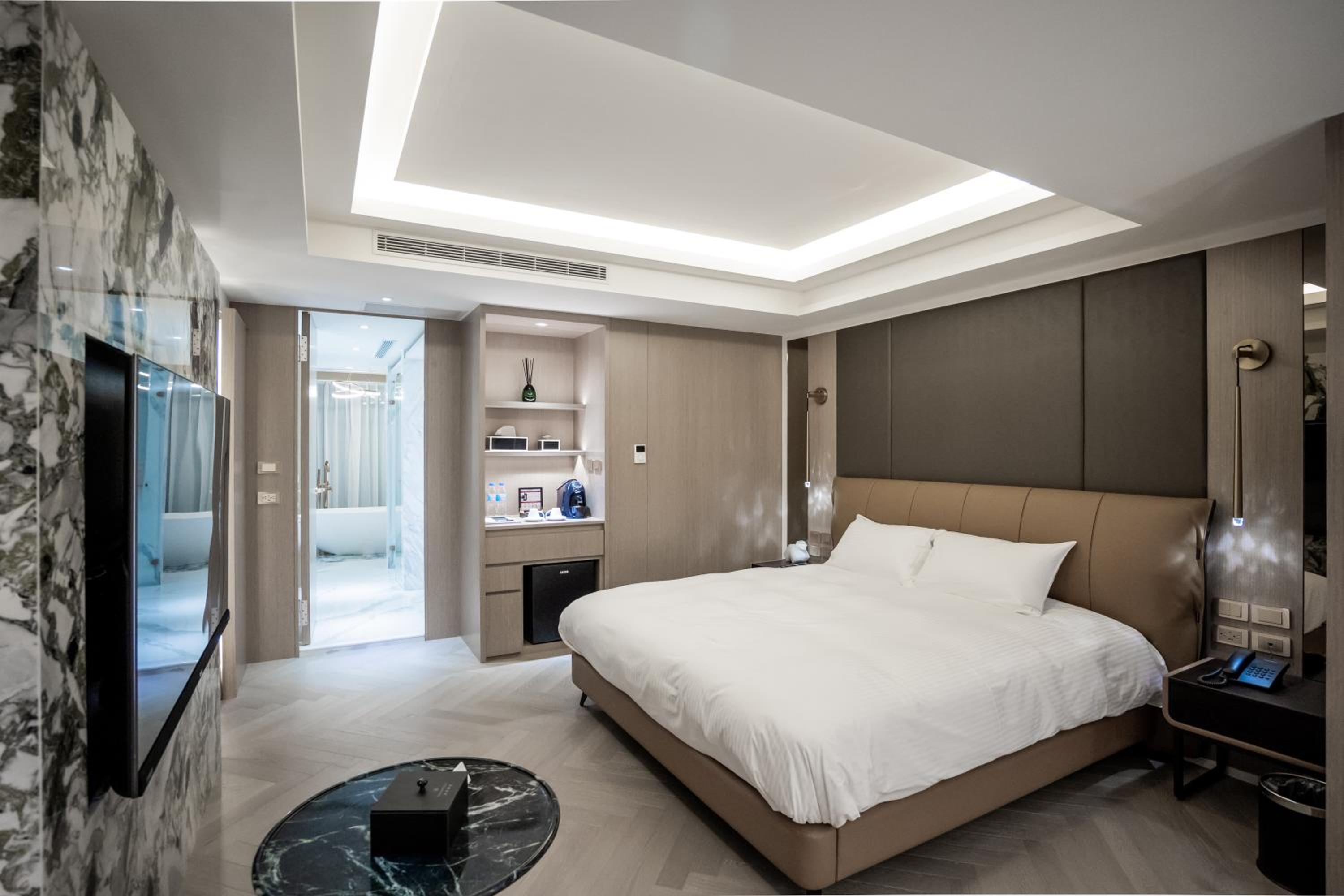 Suite - Photo 4