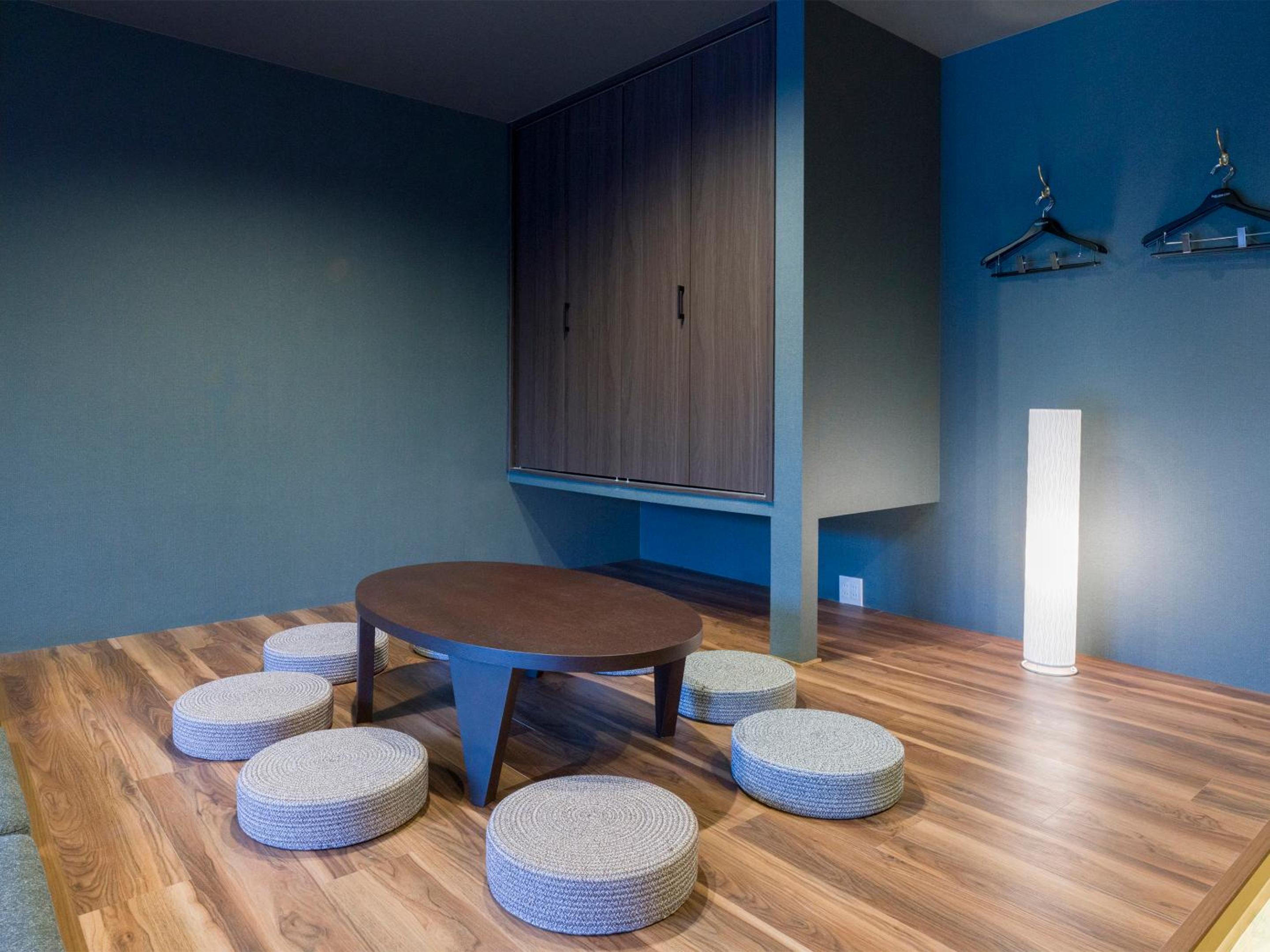 Room for 8 People - No Pets Allowed - Photo 11