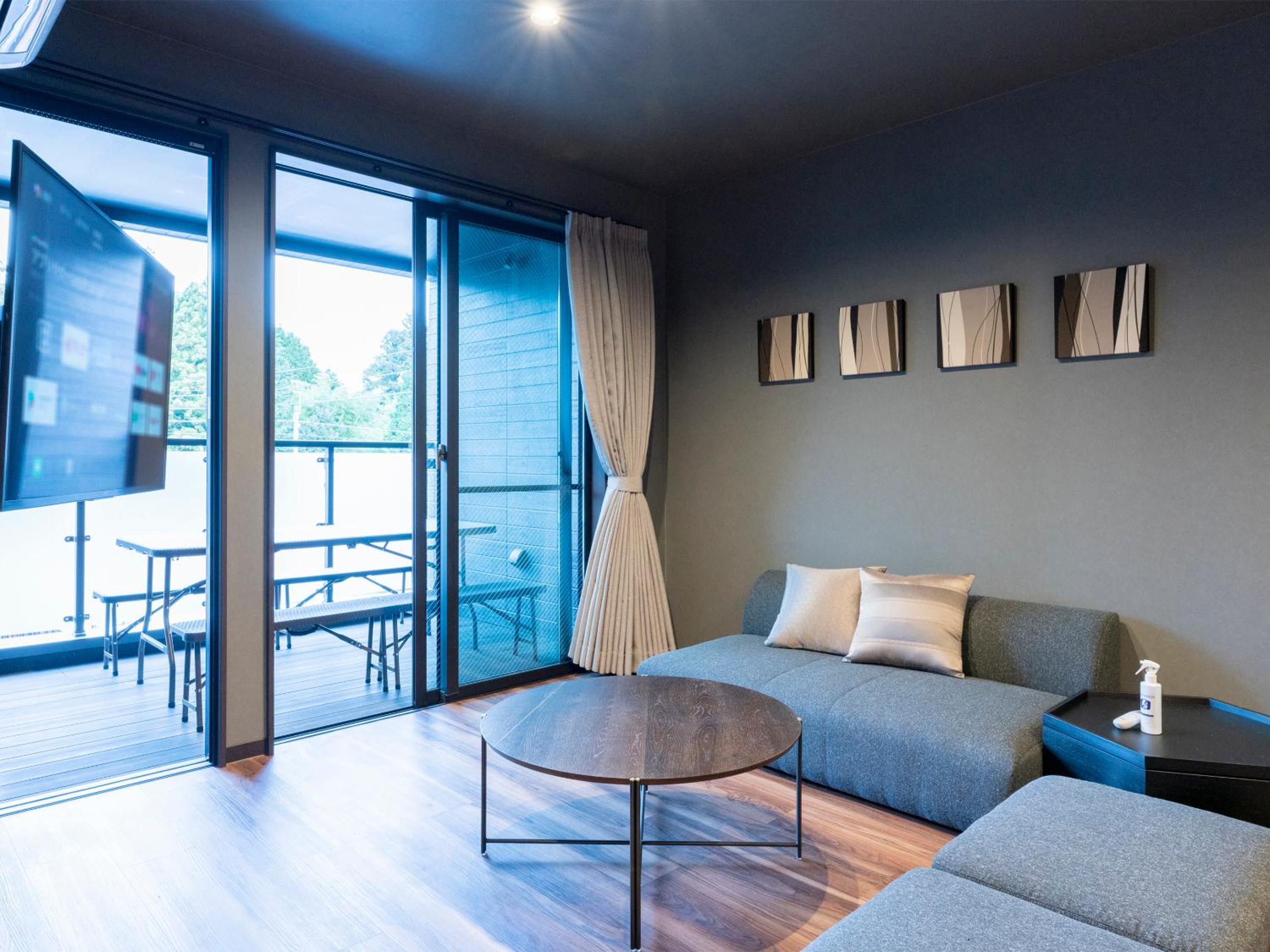 Room for 8 People - No Pets Allowed - Photo 1