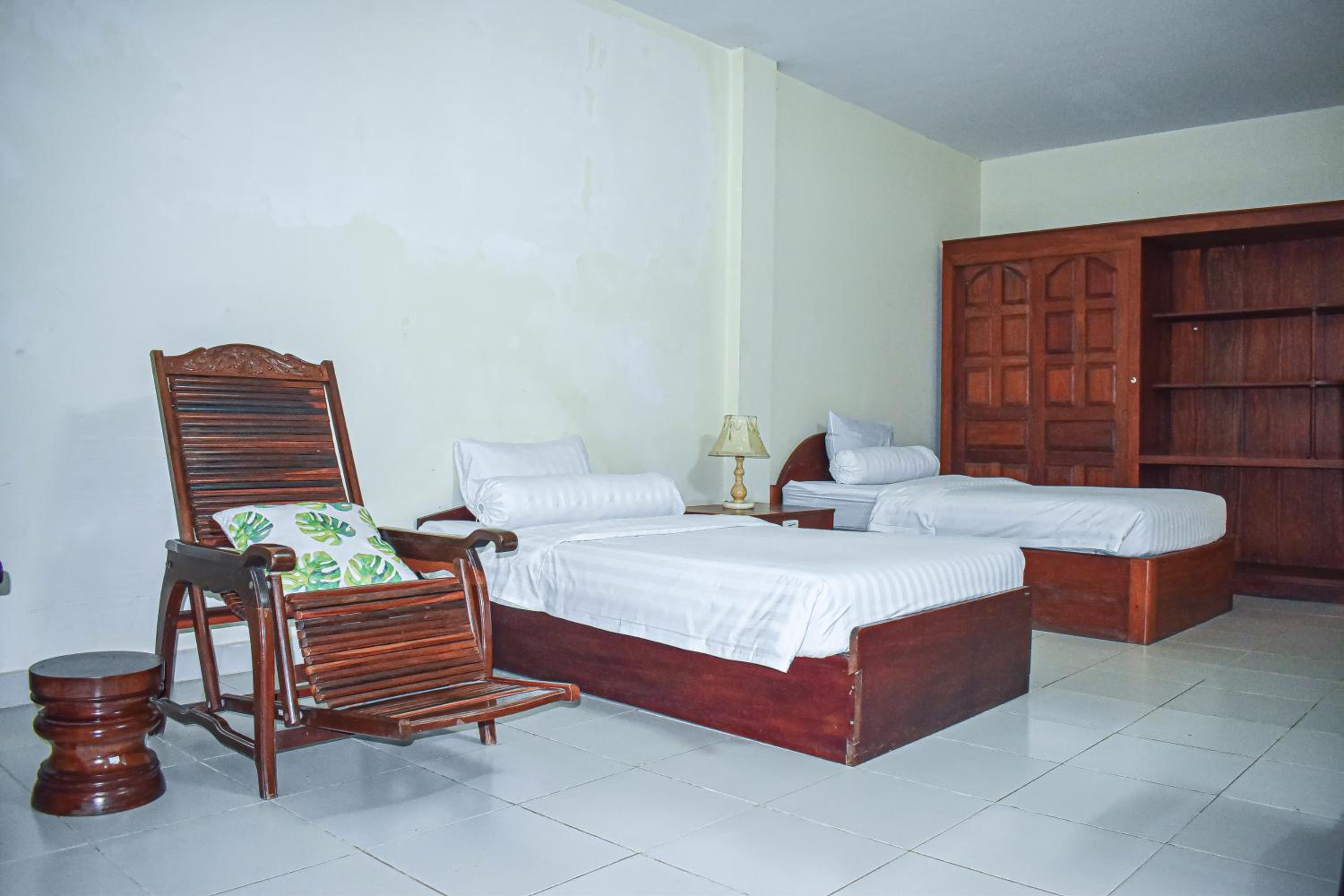 Standard Twin Room - Photo 4