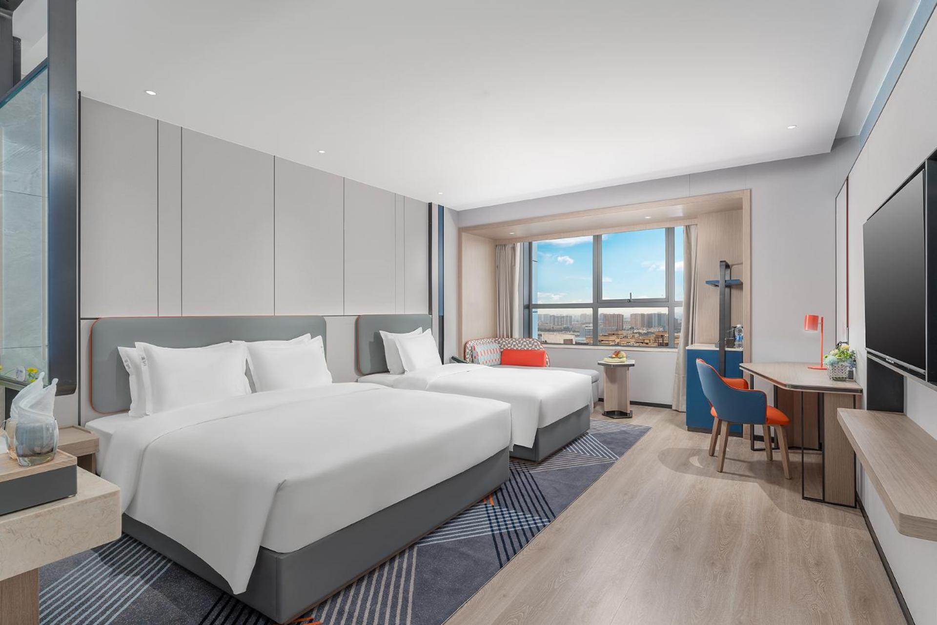 Standard Room with One King and One Single Bed photo 1