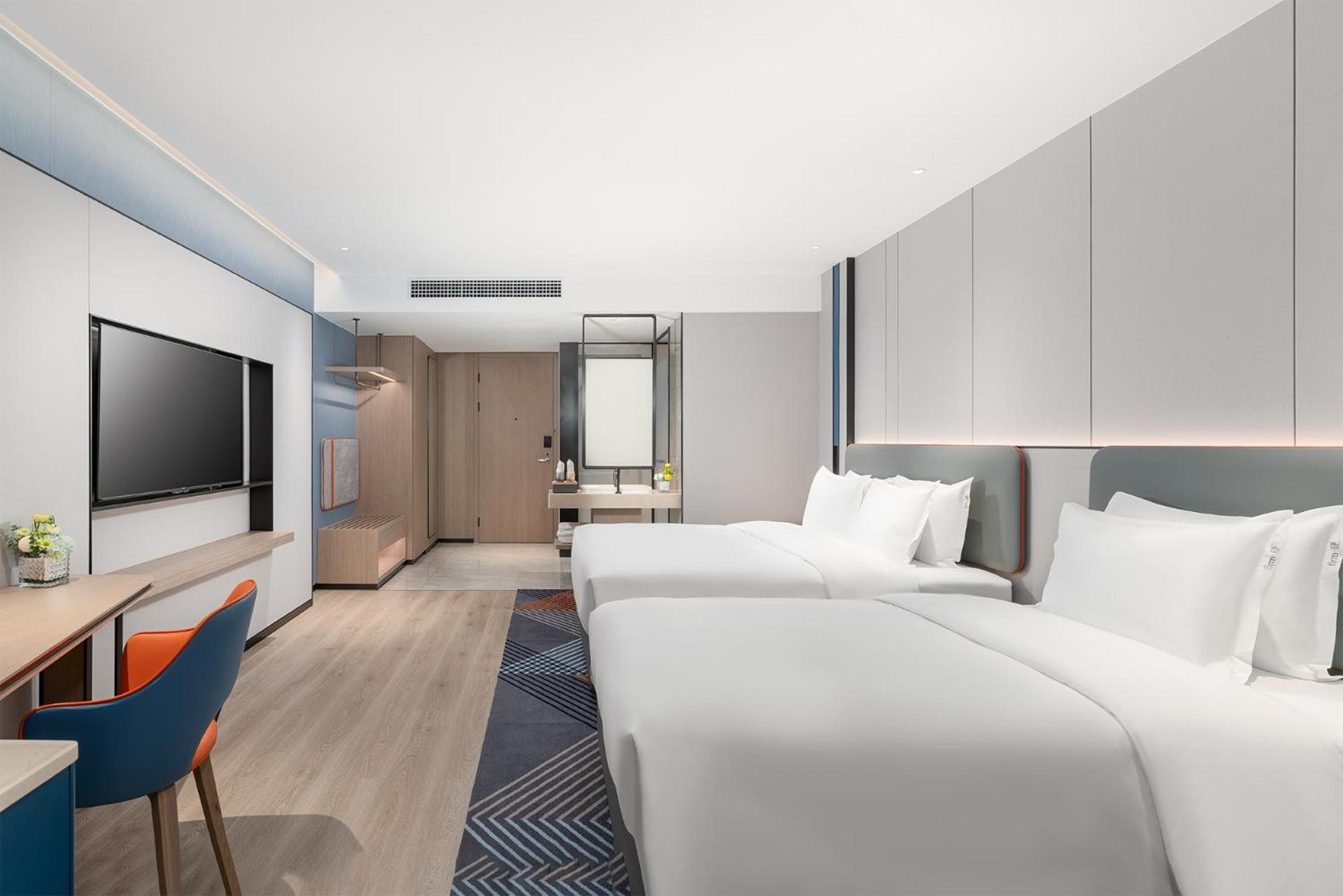Standard Room with One King and One Single Bed photo 3