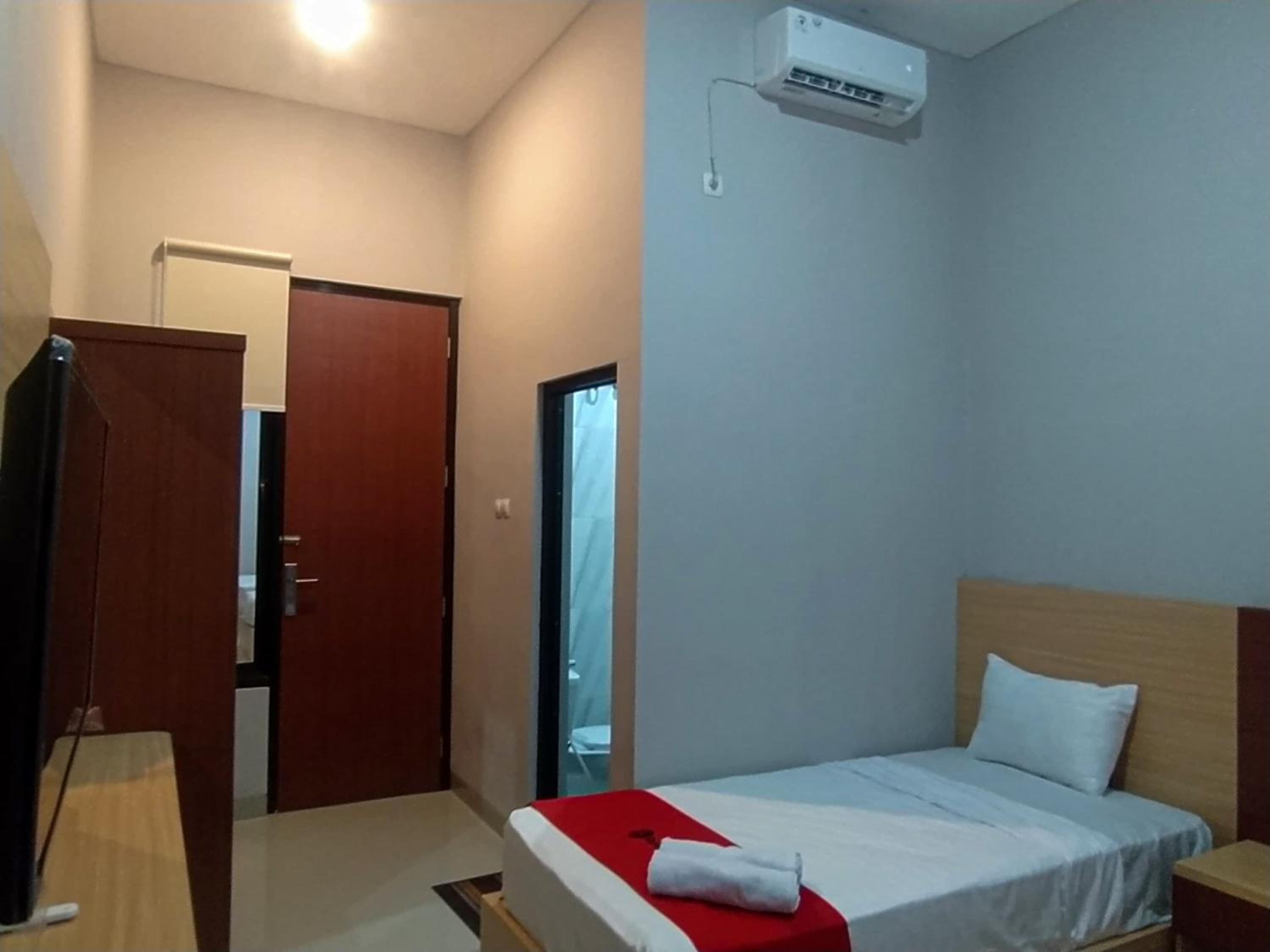 Standard Twin Room - Photo 4