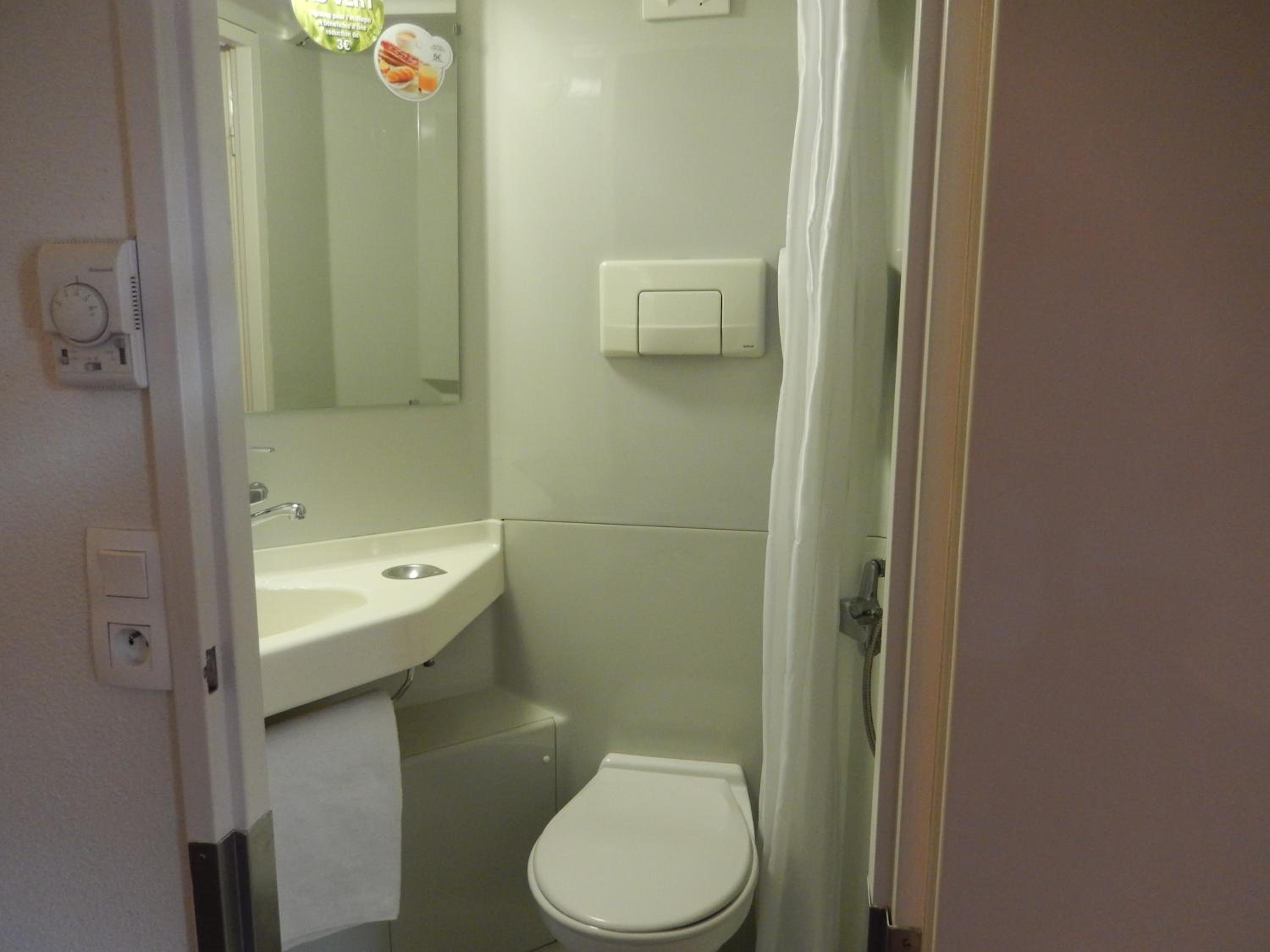 Standard Queen Room with One Bunk Bed - Photo 6