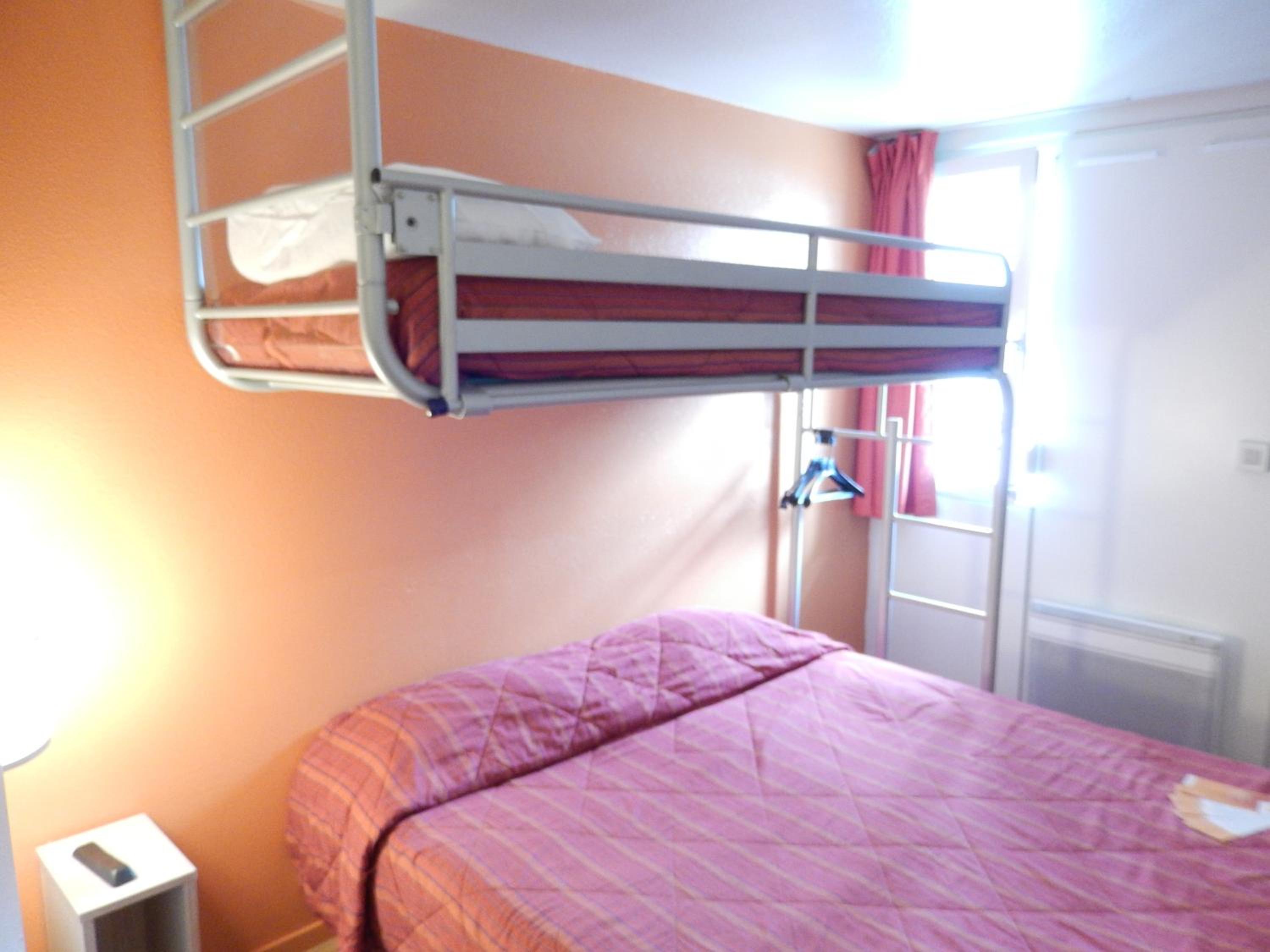 Standard Queen Room with One Bunk Bed - Photo 3