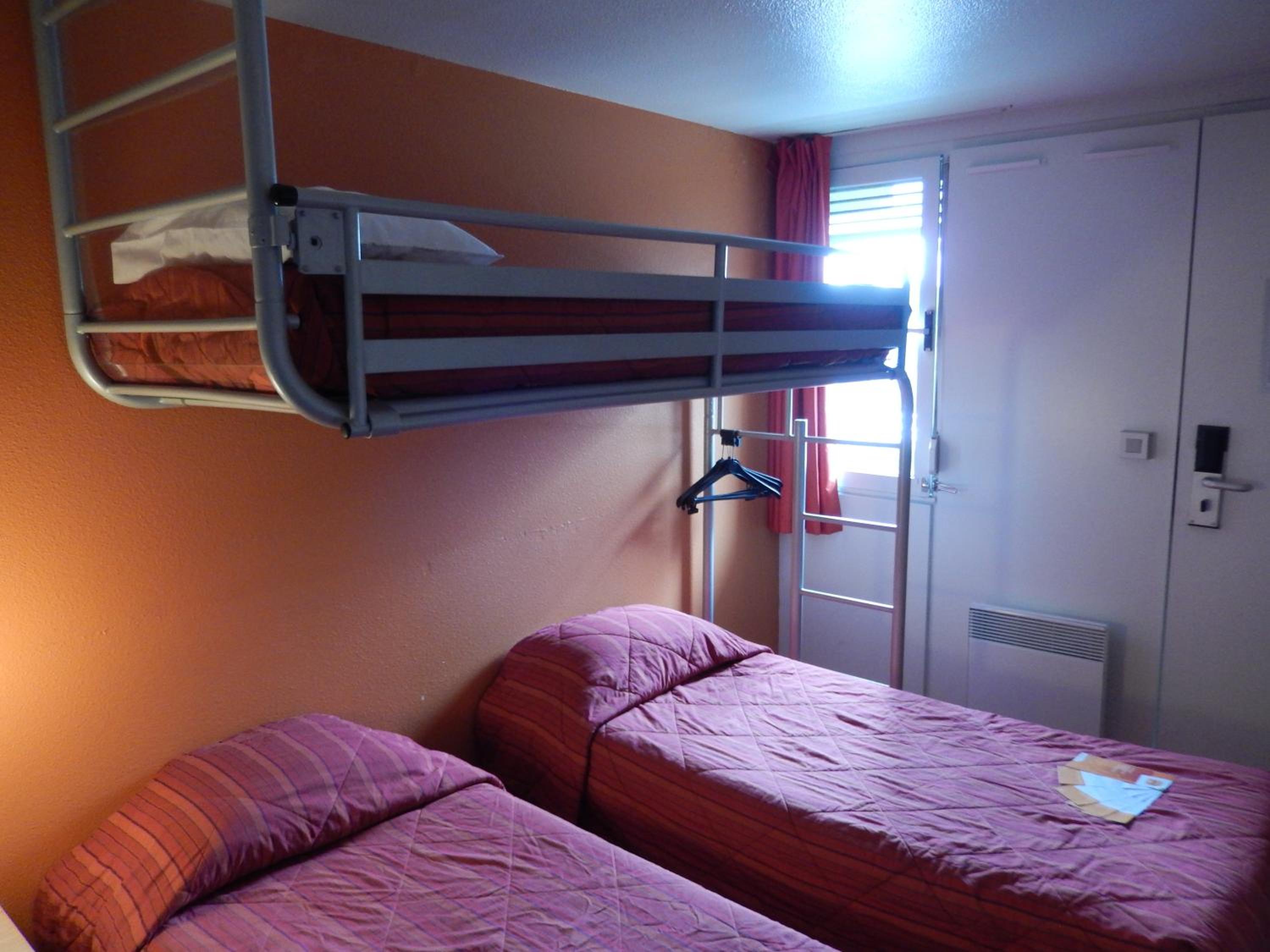 Standard Room with Two Single Beds and One Bunk Bed - Photo 7