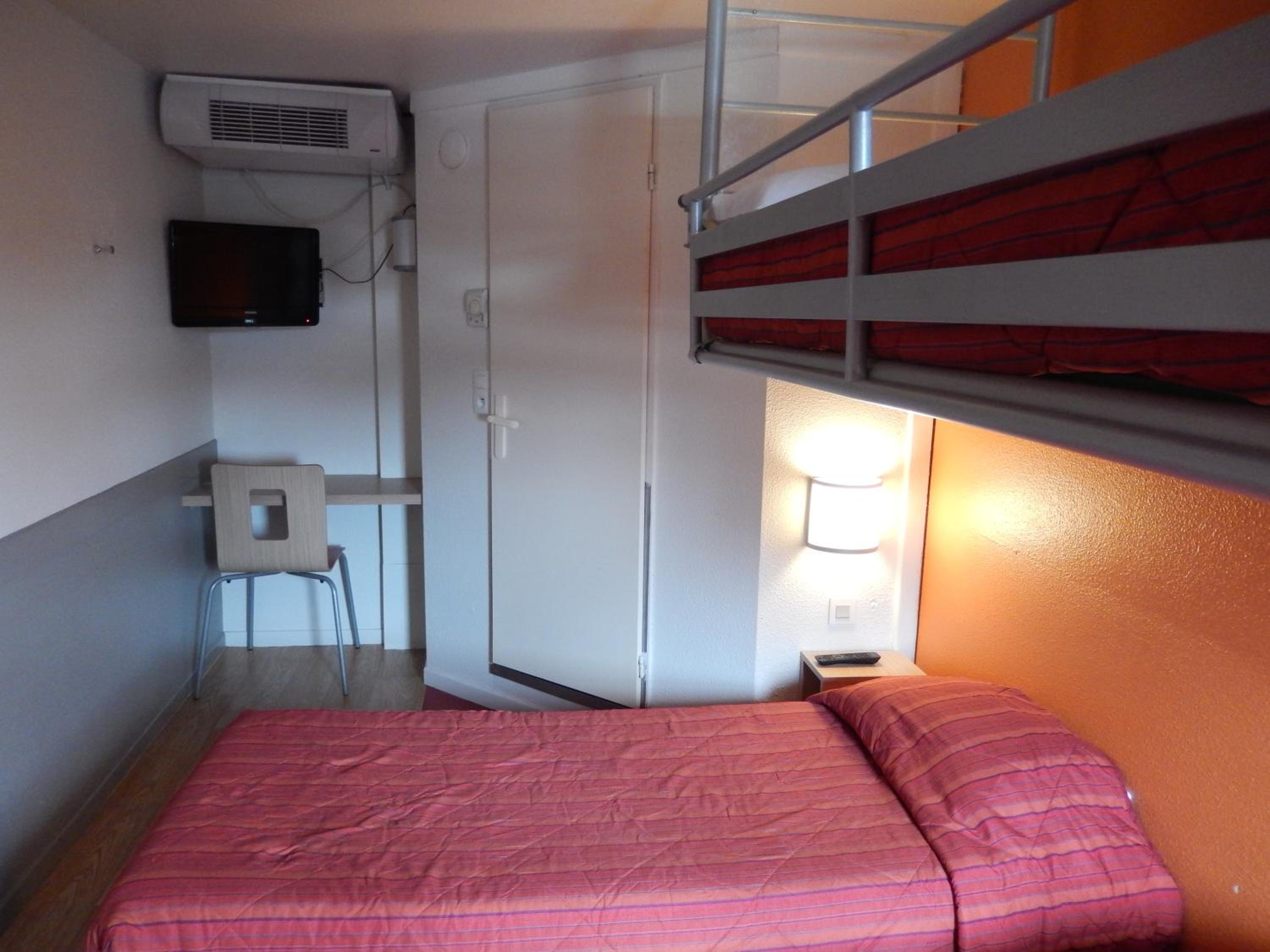 Standard Queen Room with One Bunk Bed - Photo 5