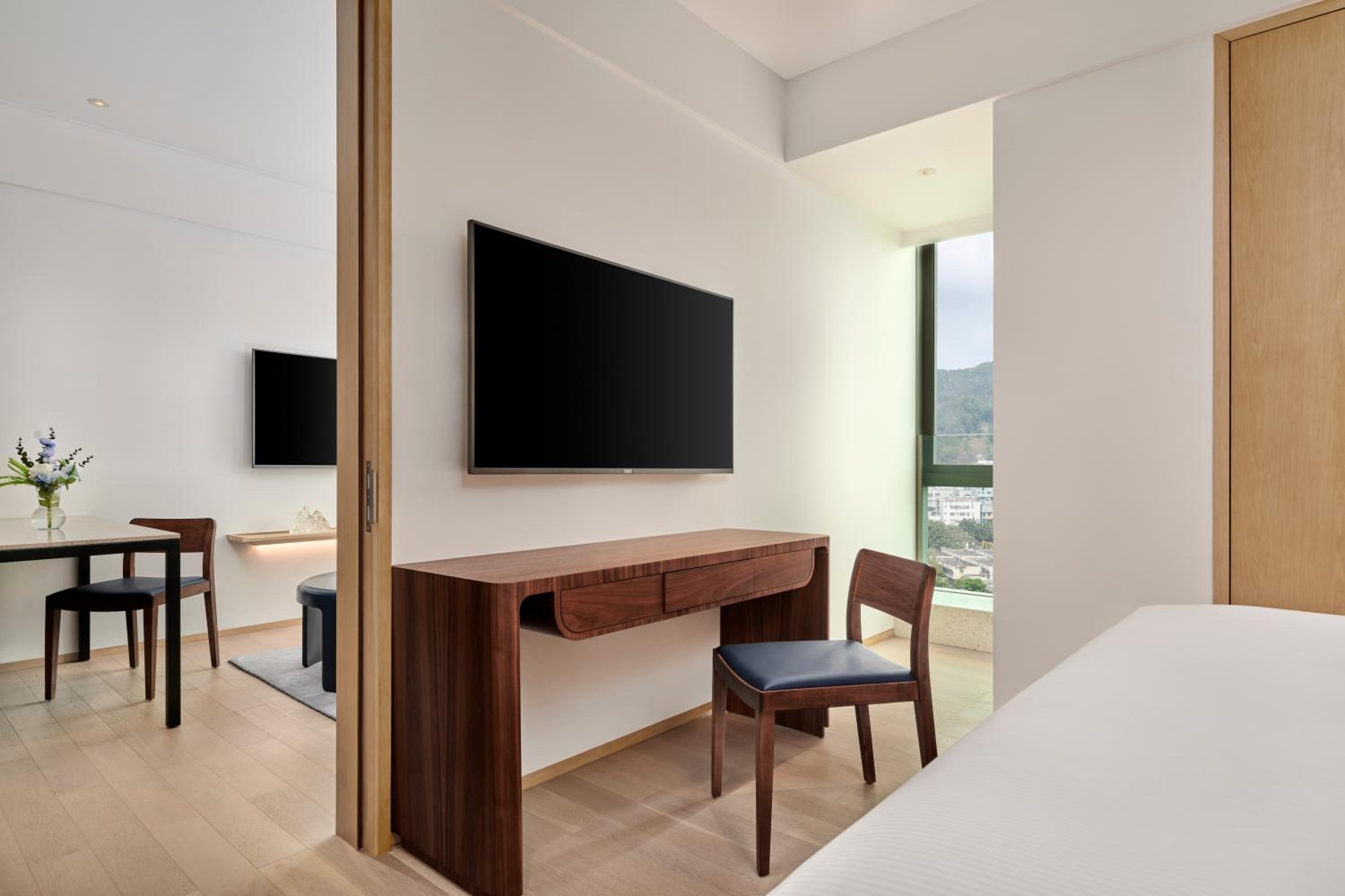 Junior King Suite photo 2