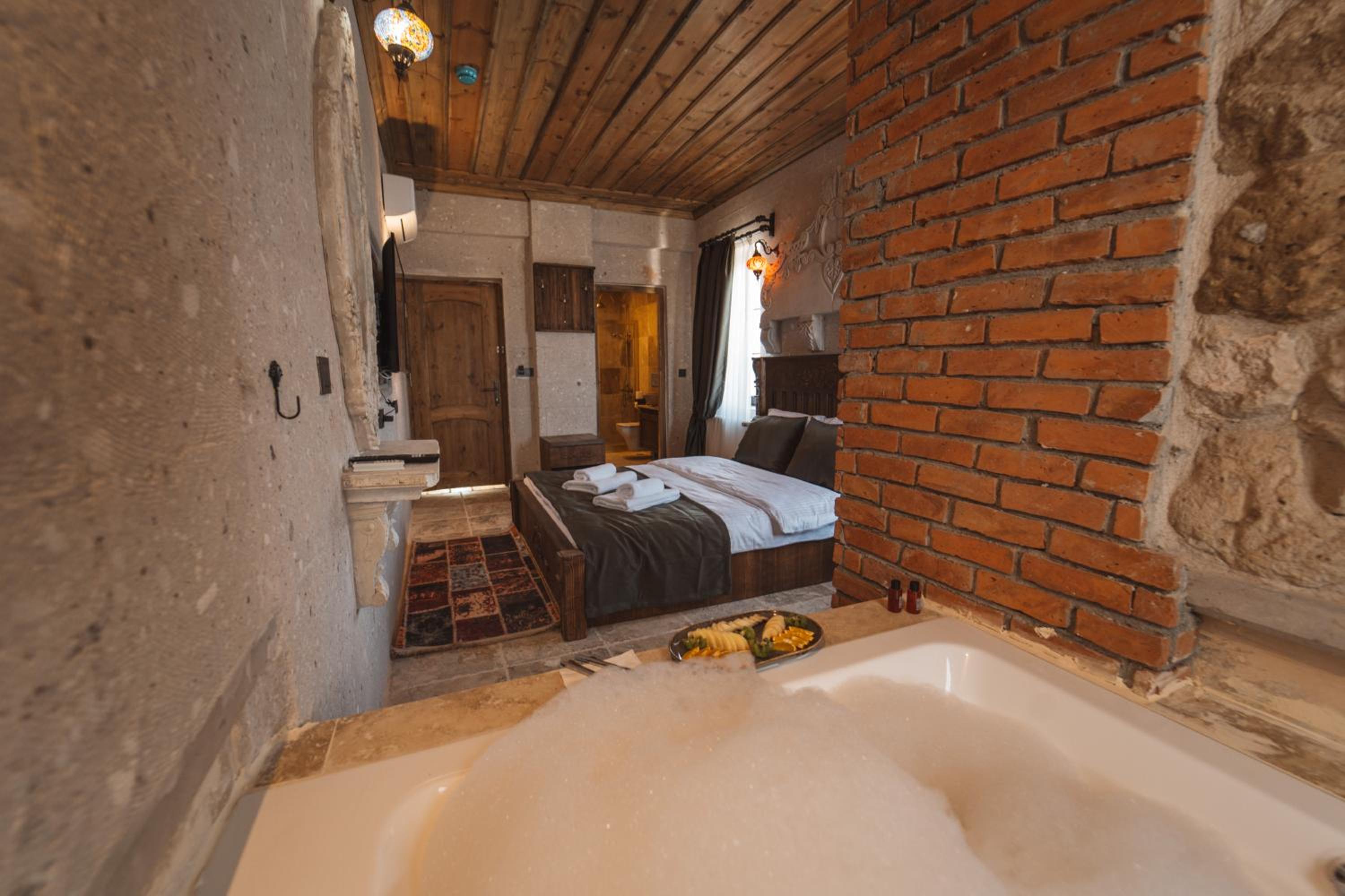 Deluxe Room - Photo 9