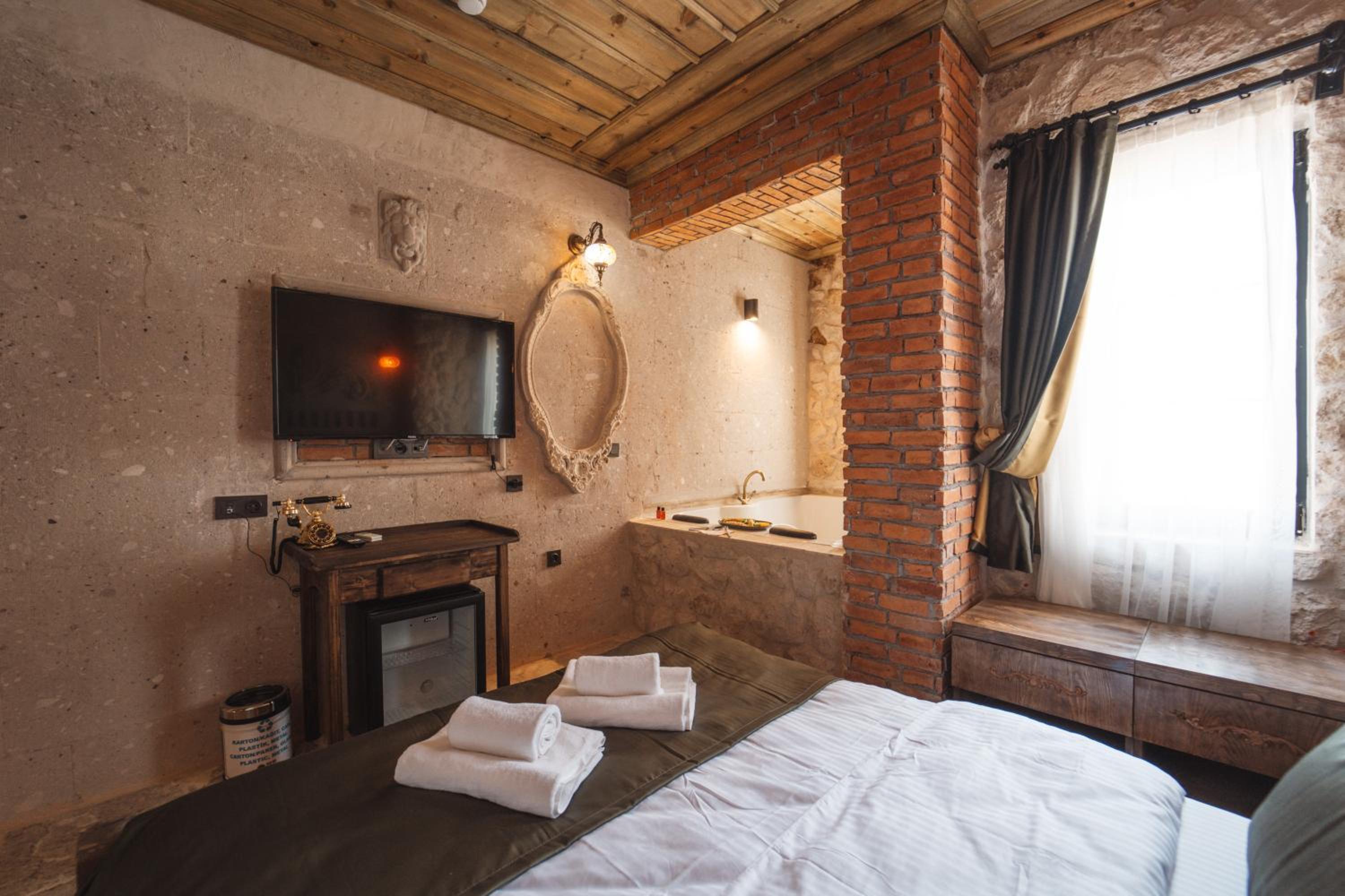 Deluxe Room - Photo 15
