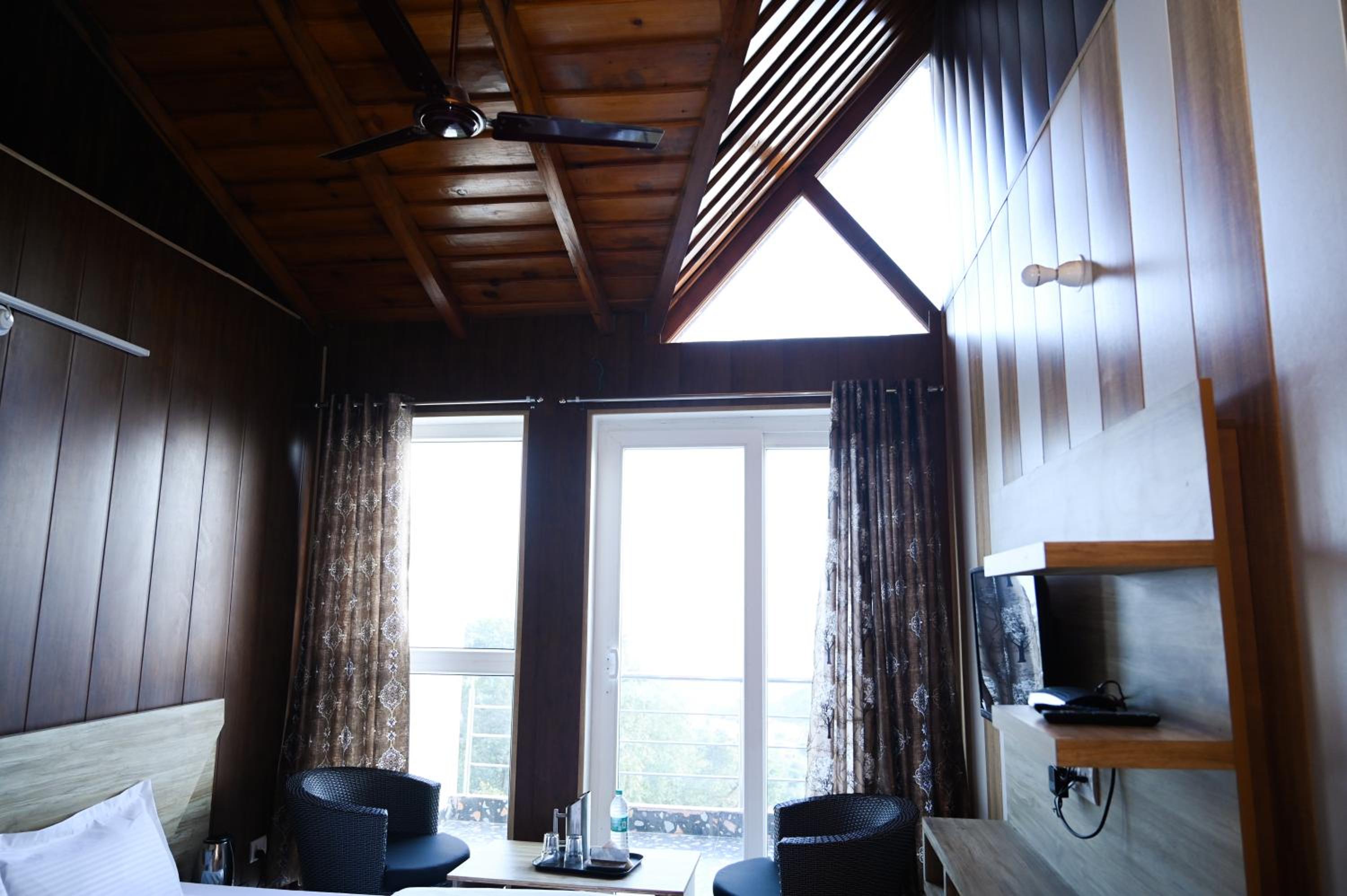 Deluxe Double Room With Balcony photo 2