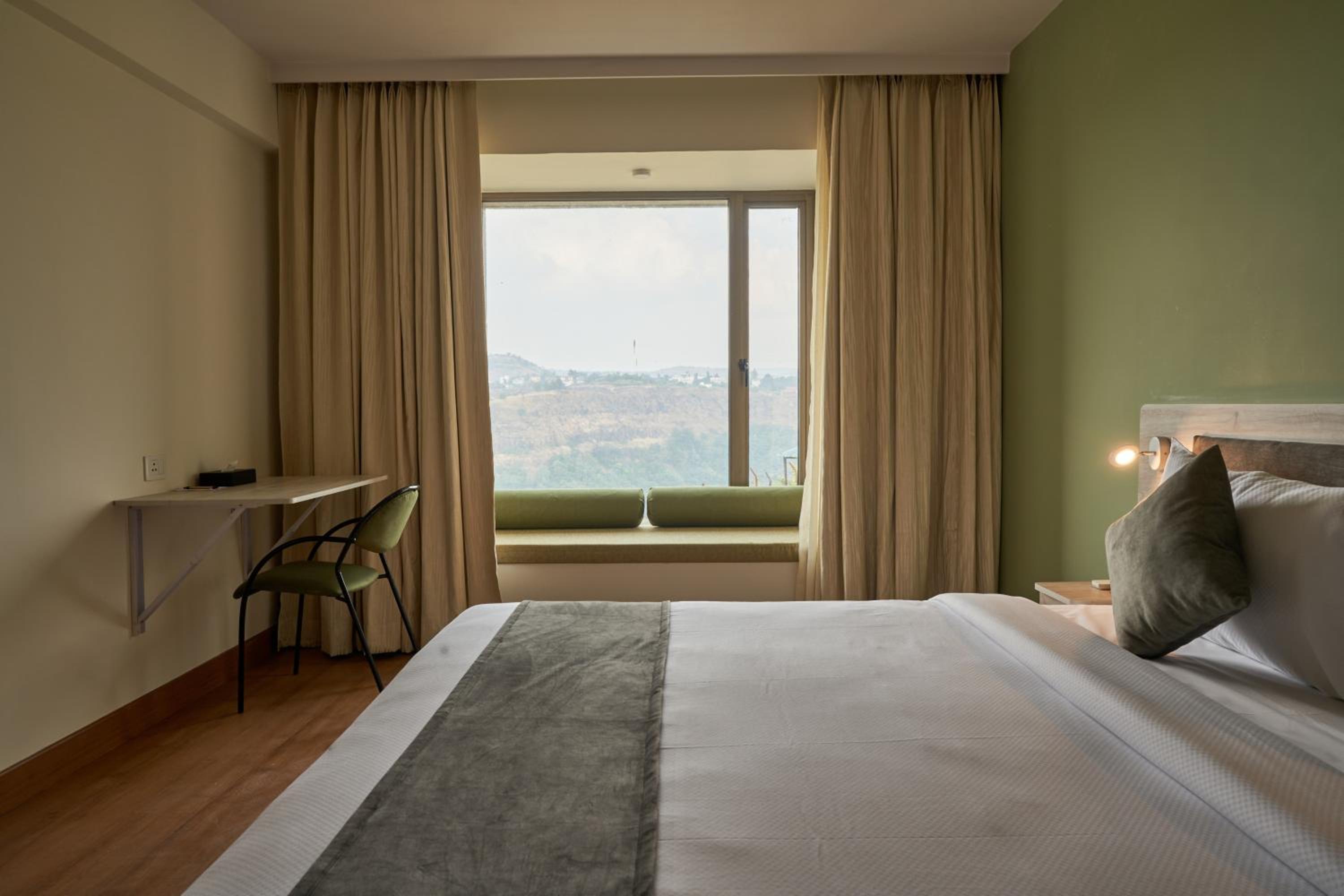 Superior Valley View Room - Photo 7