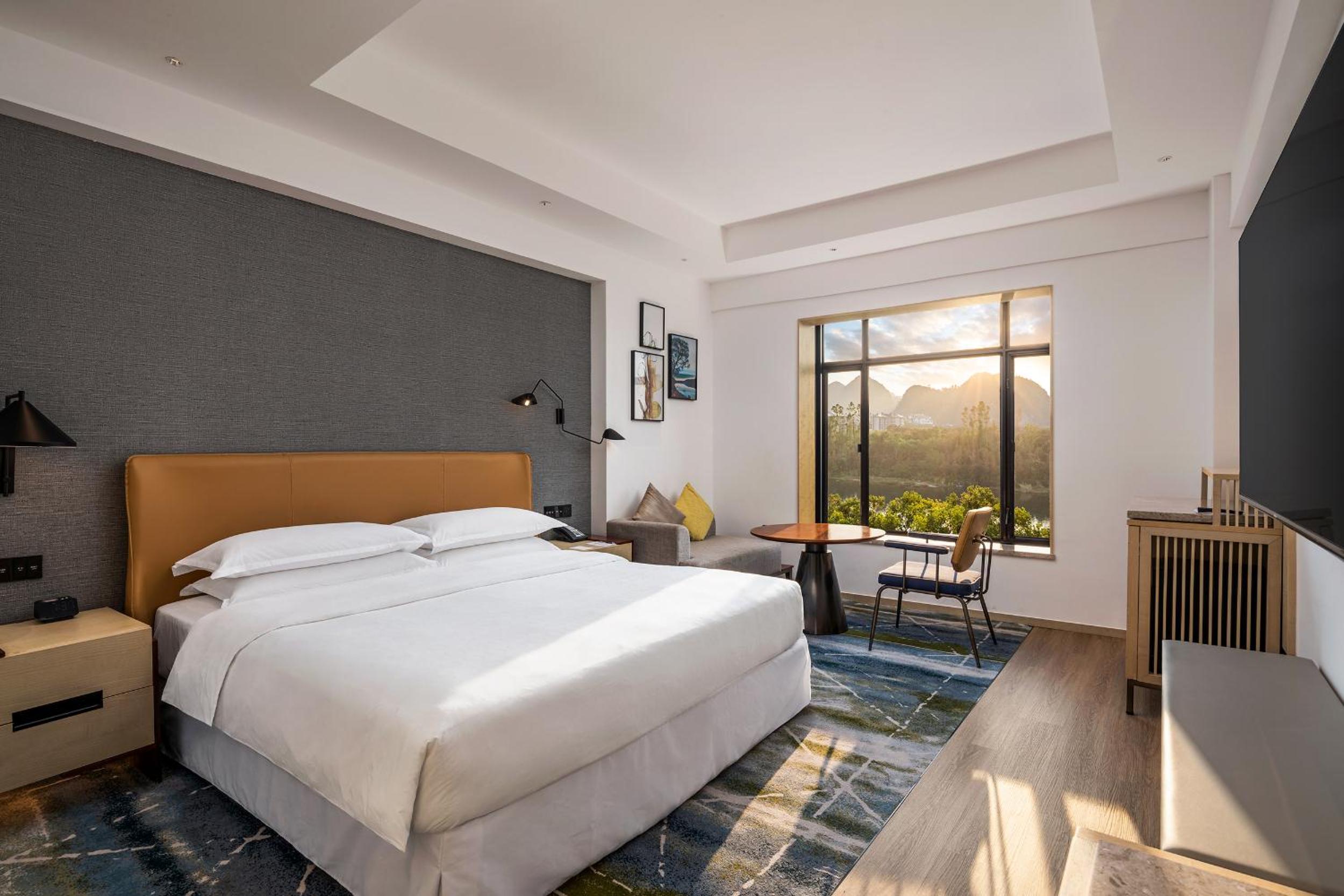 Sightseeing Package – Elegant King Room (Need To Make Appointment 1 Day In Advance: Buffet Breakfast For 2 Guests Per Night + Afternoon Tea For 2 Guests Per Stay + 2 Elephant Trunk Hill Tickets)
