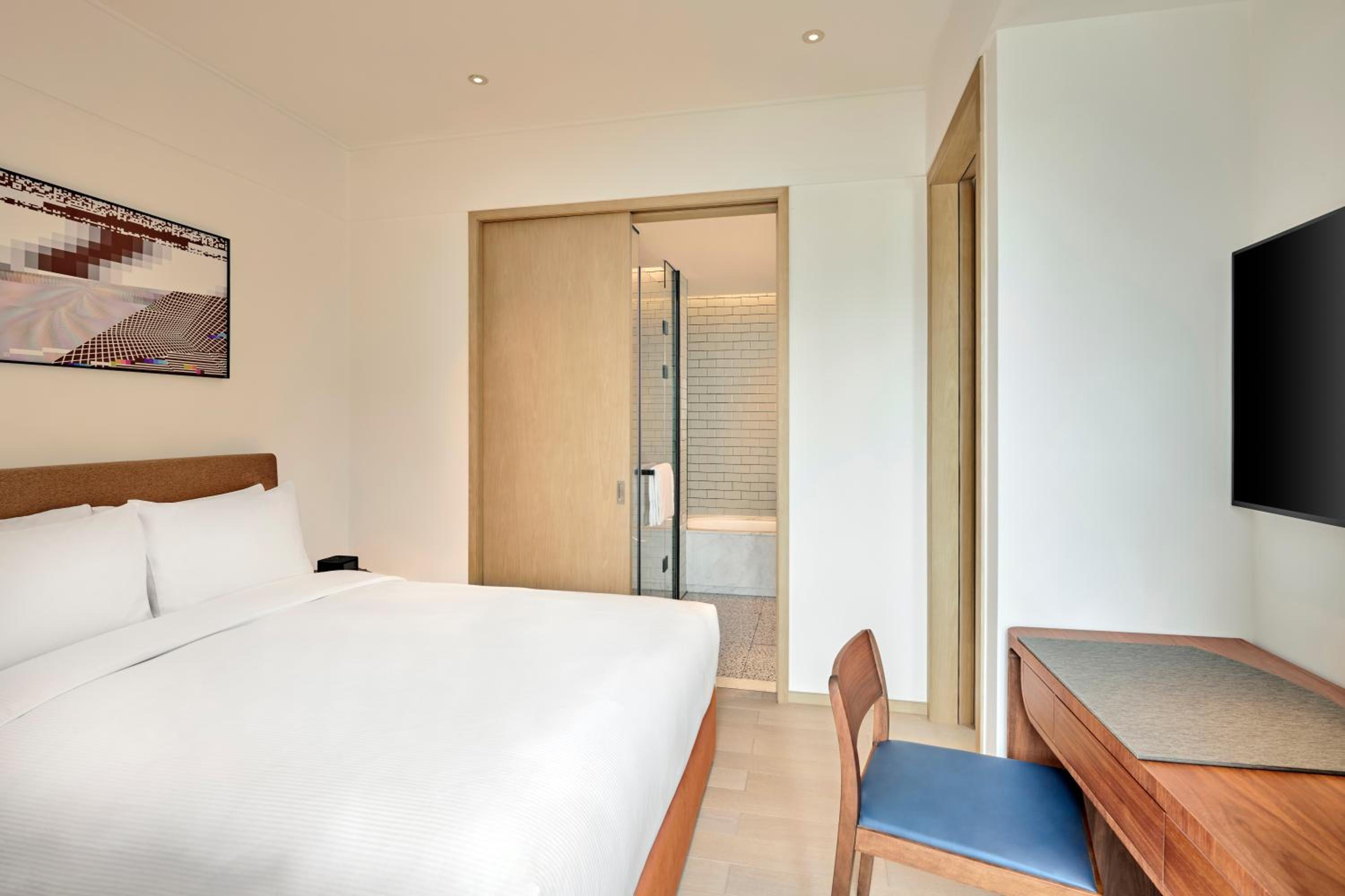 One-Bedroom Junior King Studio with Queen Bed photo 2