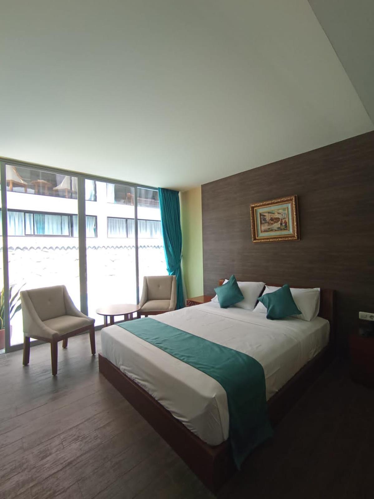 Deluxe Double Room (2 Adults + 1 Child)