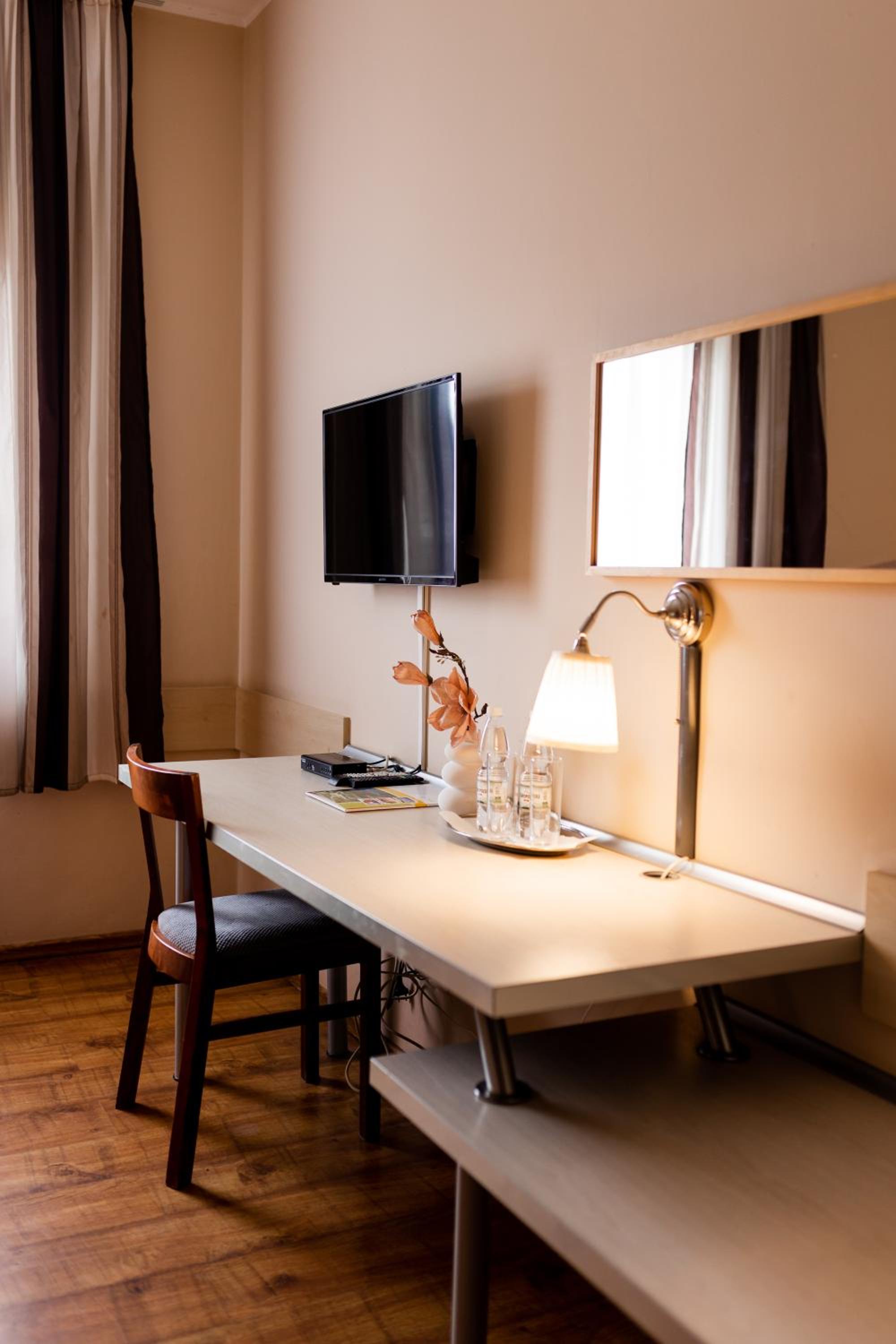 Single Room with Bathroom photo 2