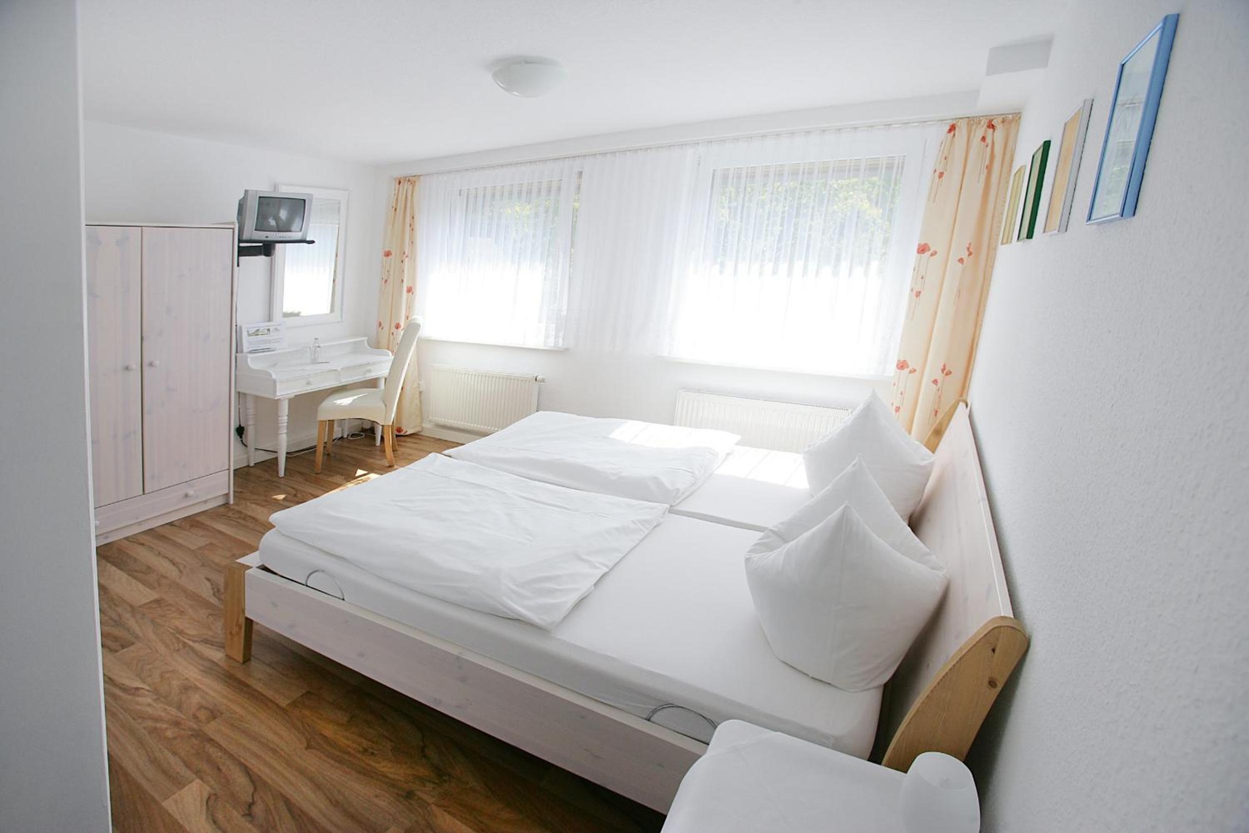 Single Room with Bathroom photo 1