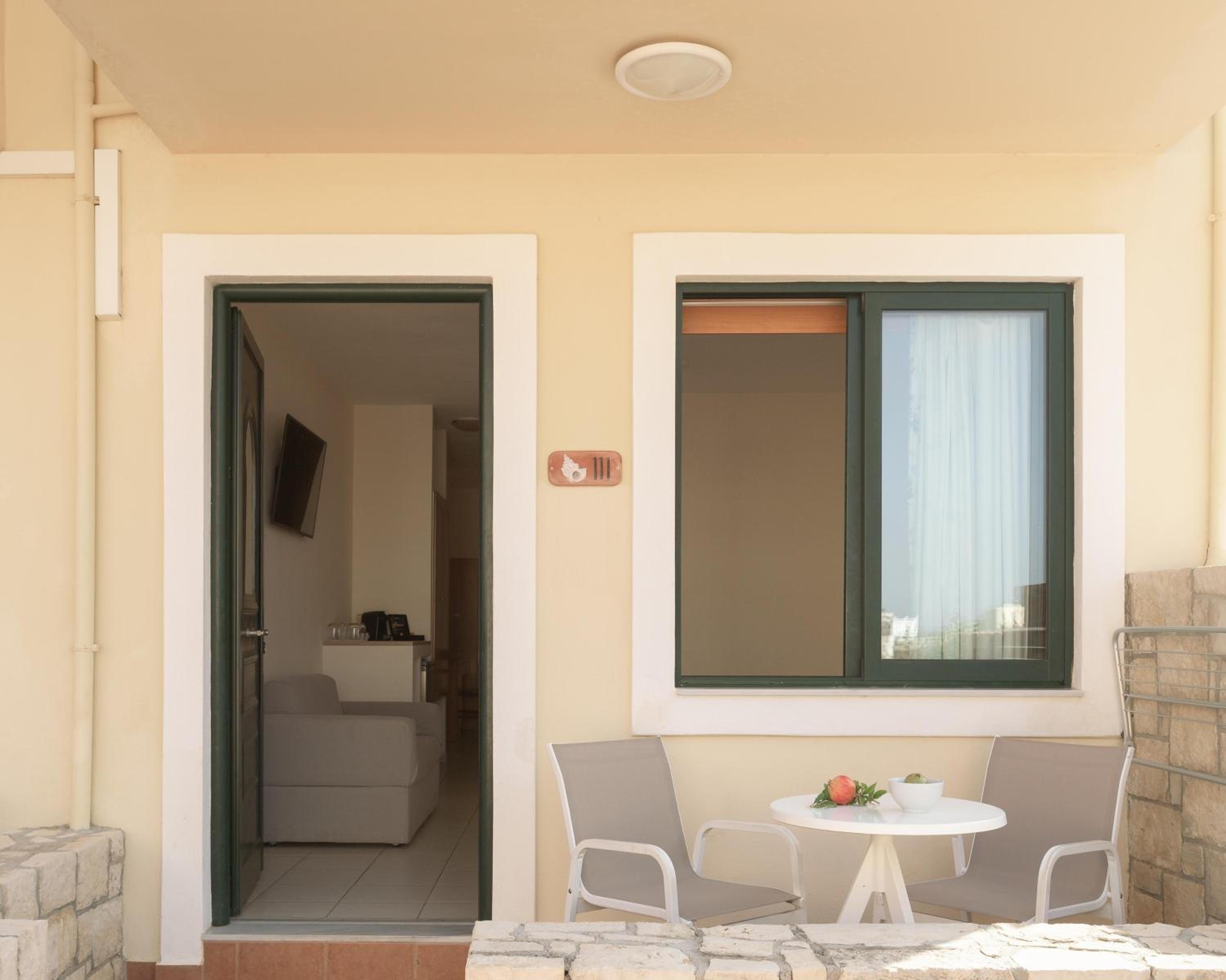 Family Room with Garden View photo 3