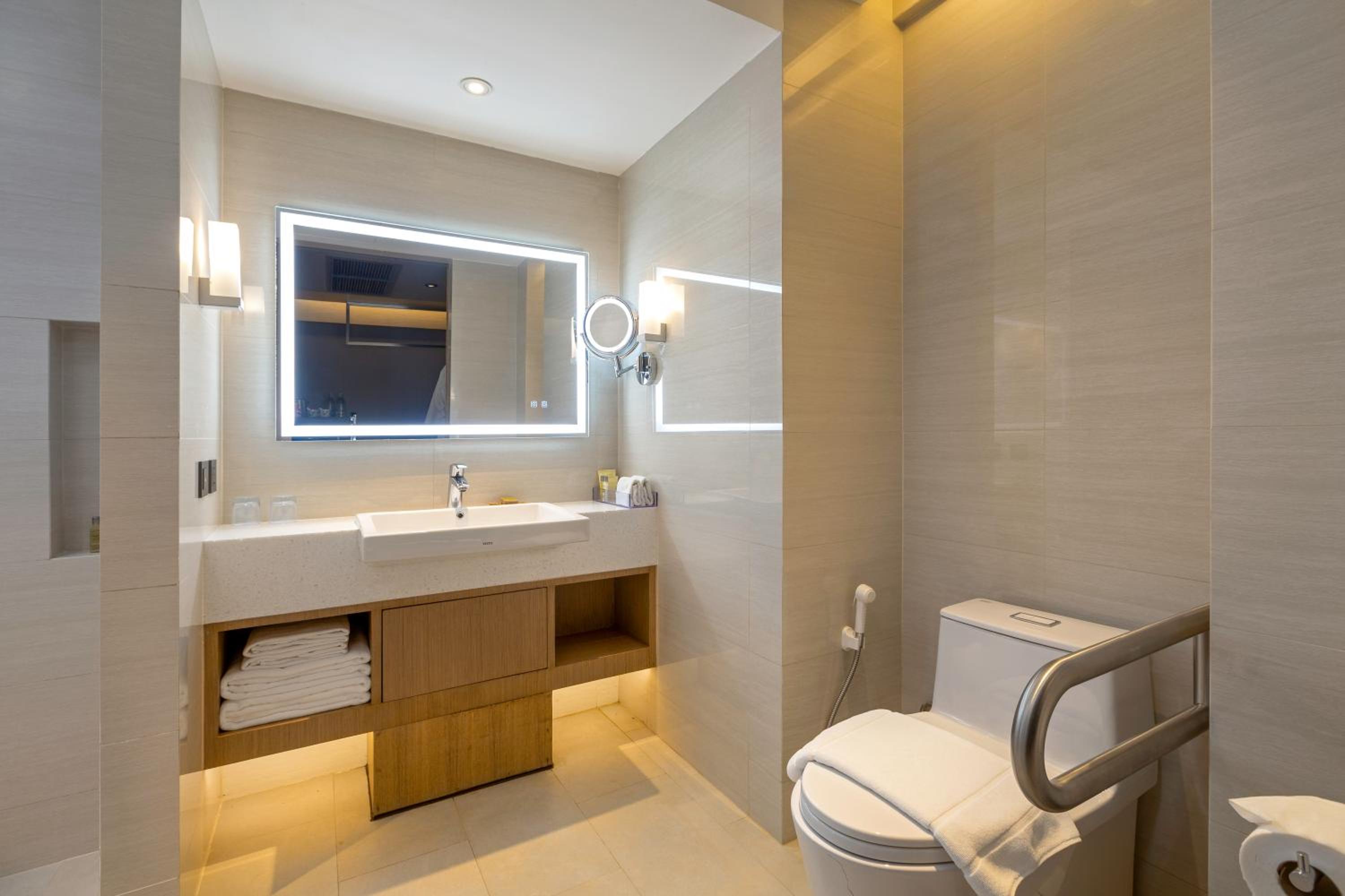 King Room - Mobility Accessible  - Photo 4