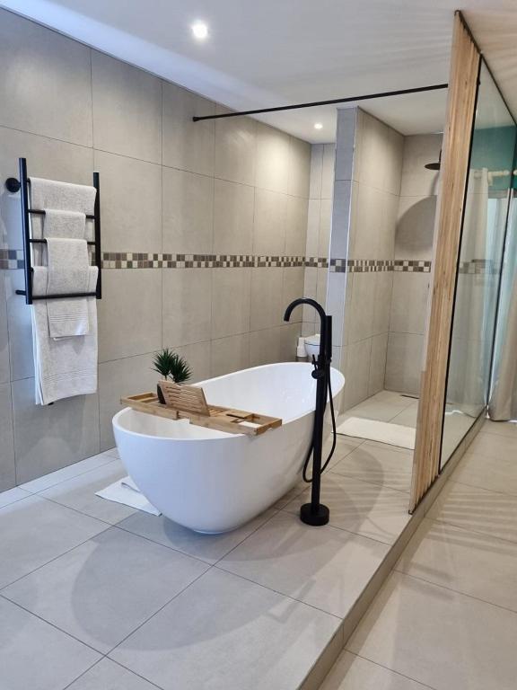 Luxury Suite - Photo 2