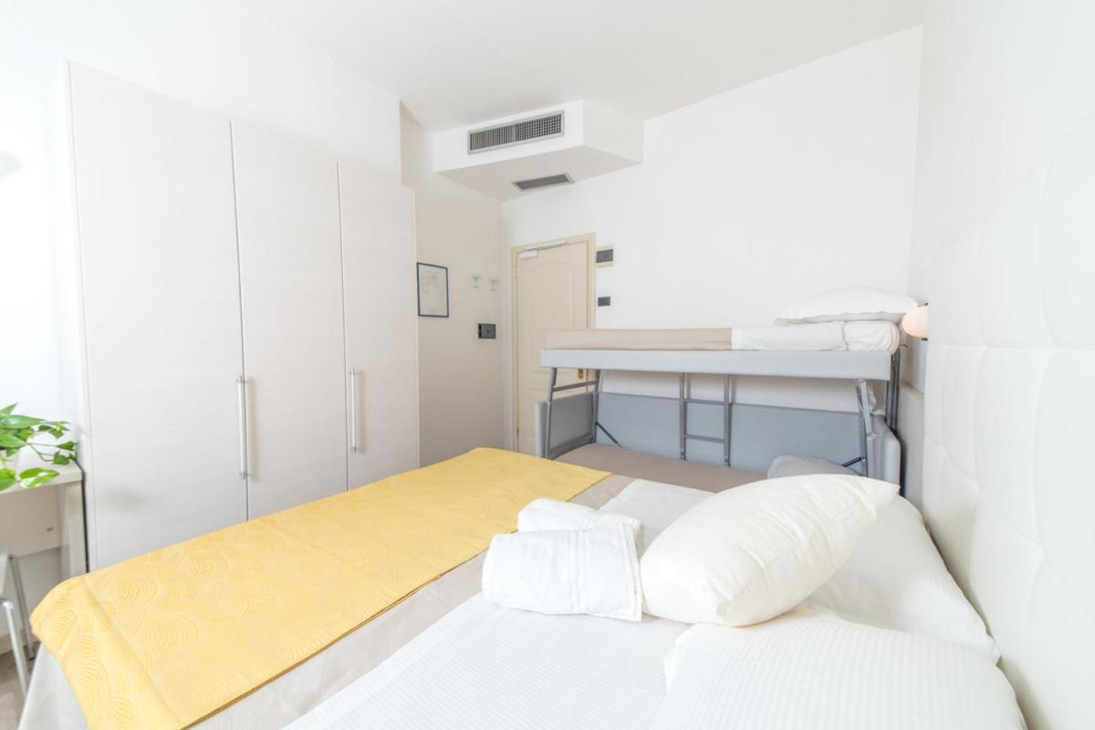 Quadruple Room with Balcony - Photo 9