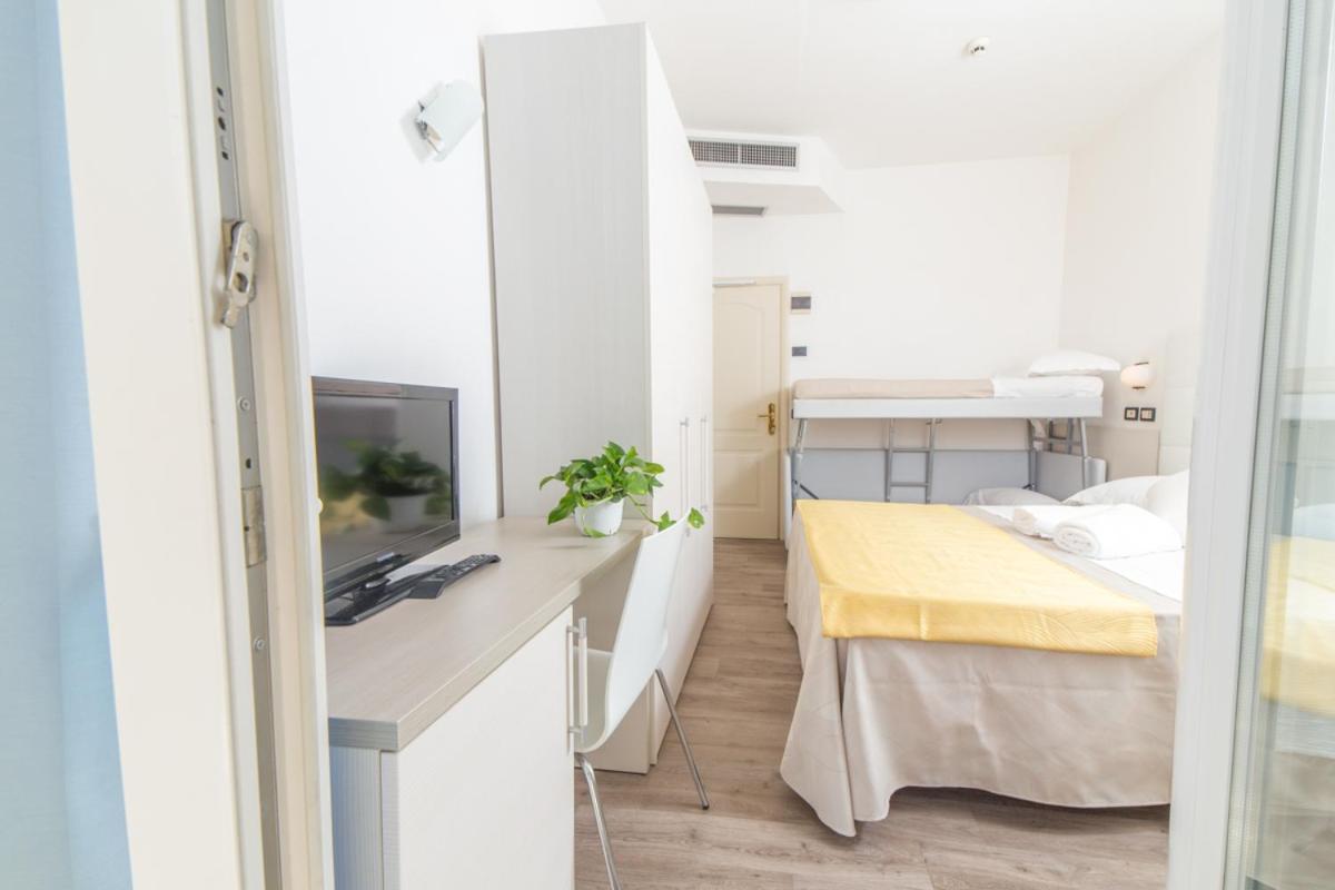 Quadruple Room with Balcony - Photo 7