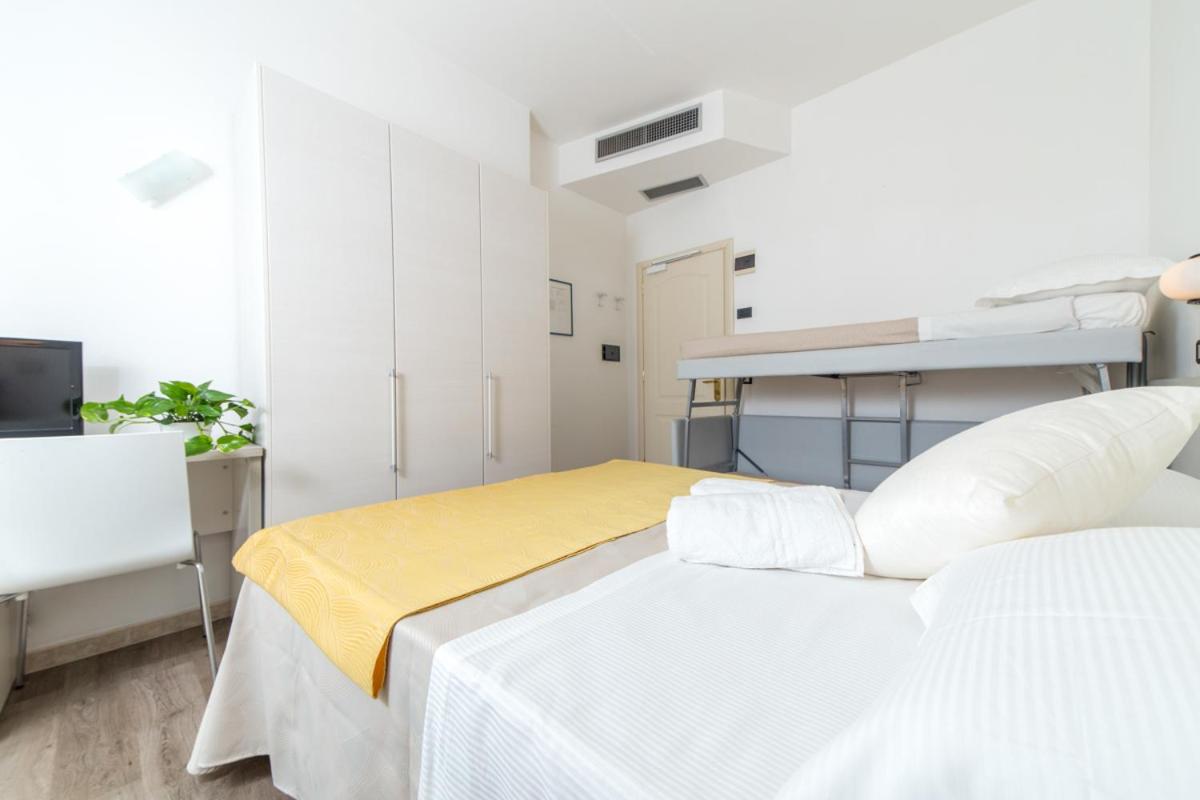 Quadruple Room with Balcony - Photo 8