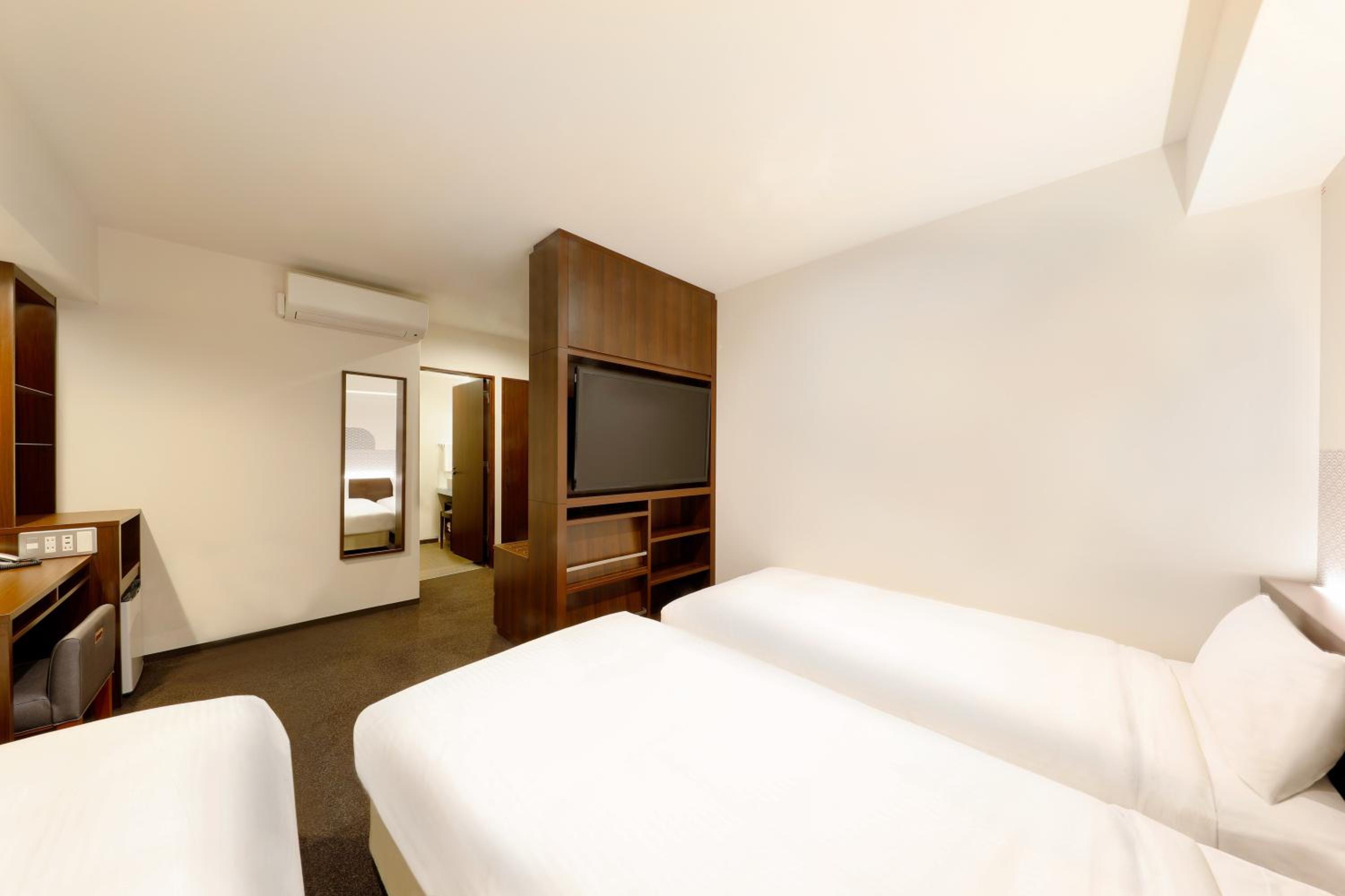 Deluxe Twin Room with Sofa Bed - Photo 6