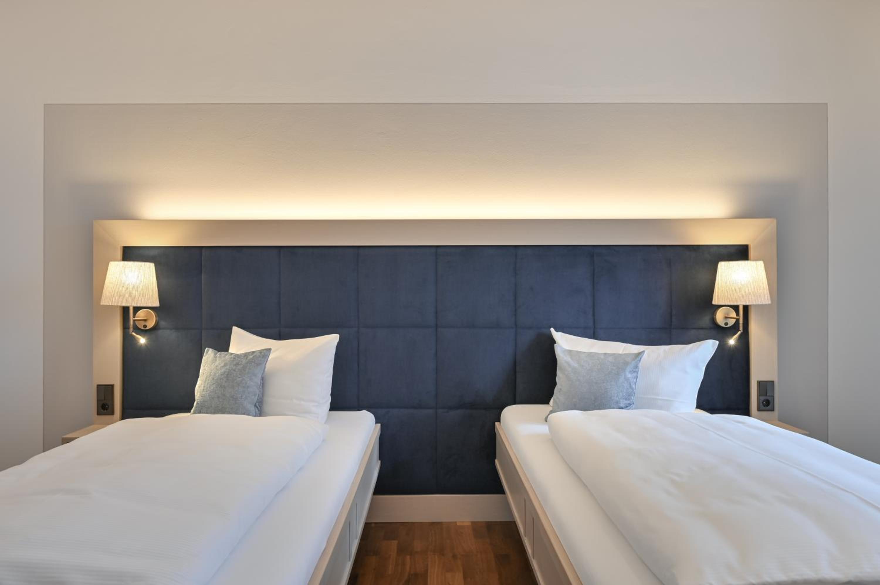 Twin Room with Balcony - Photo 3