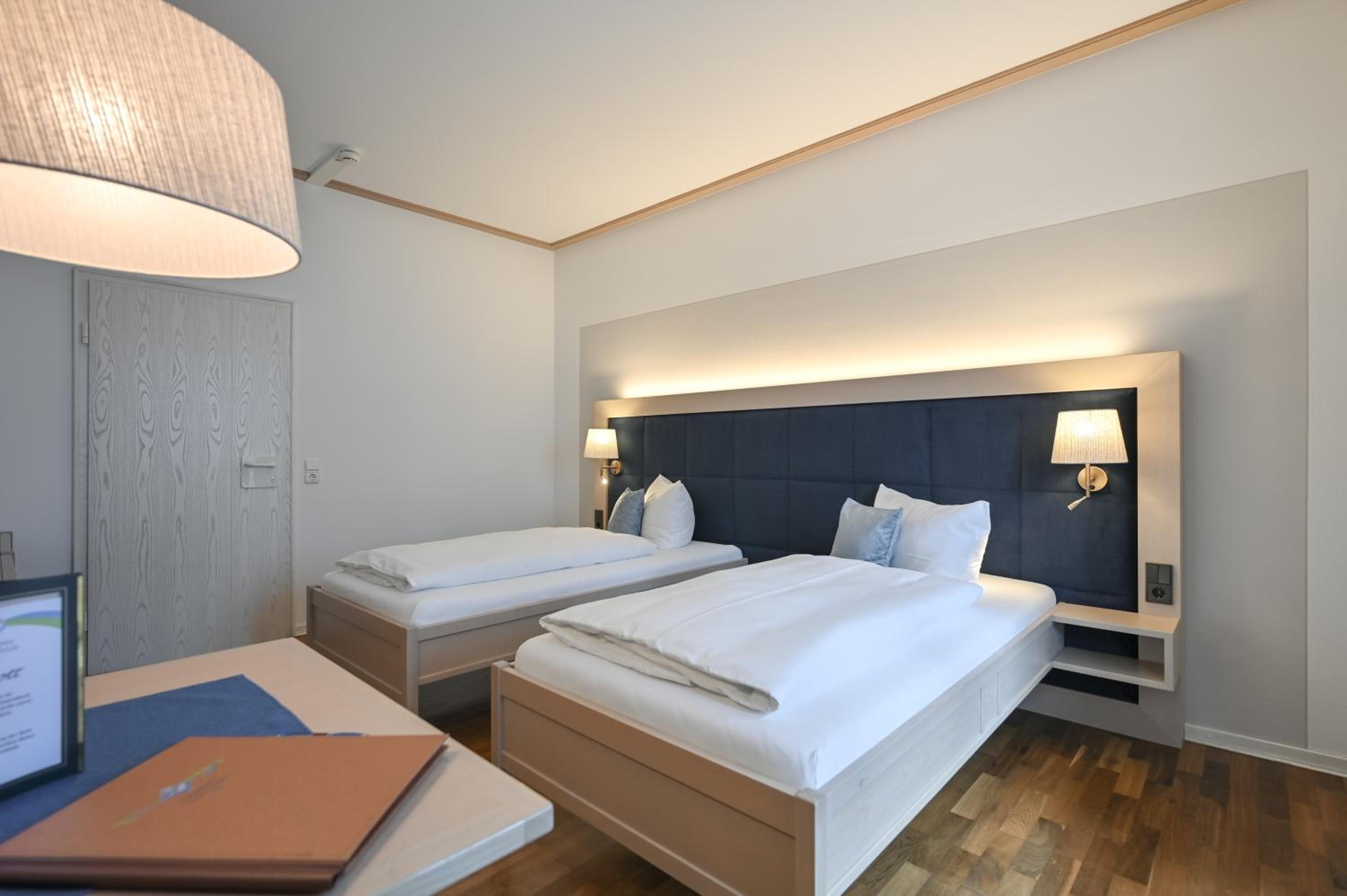 Twin Room with Balcony - Photo 4