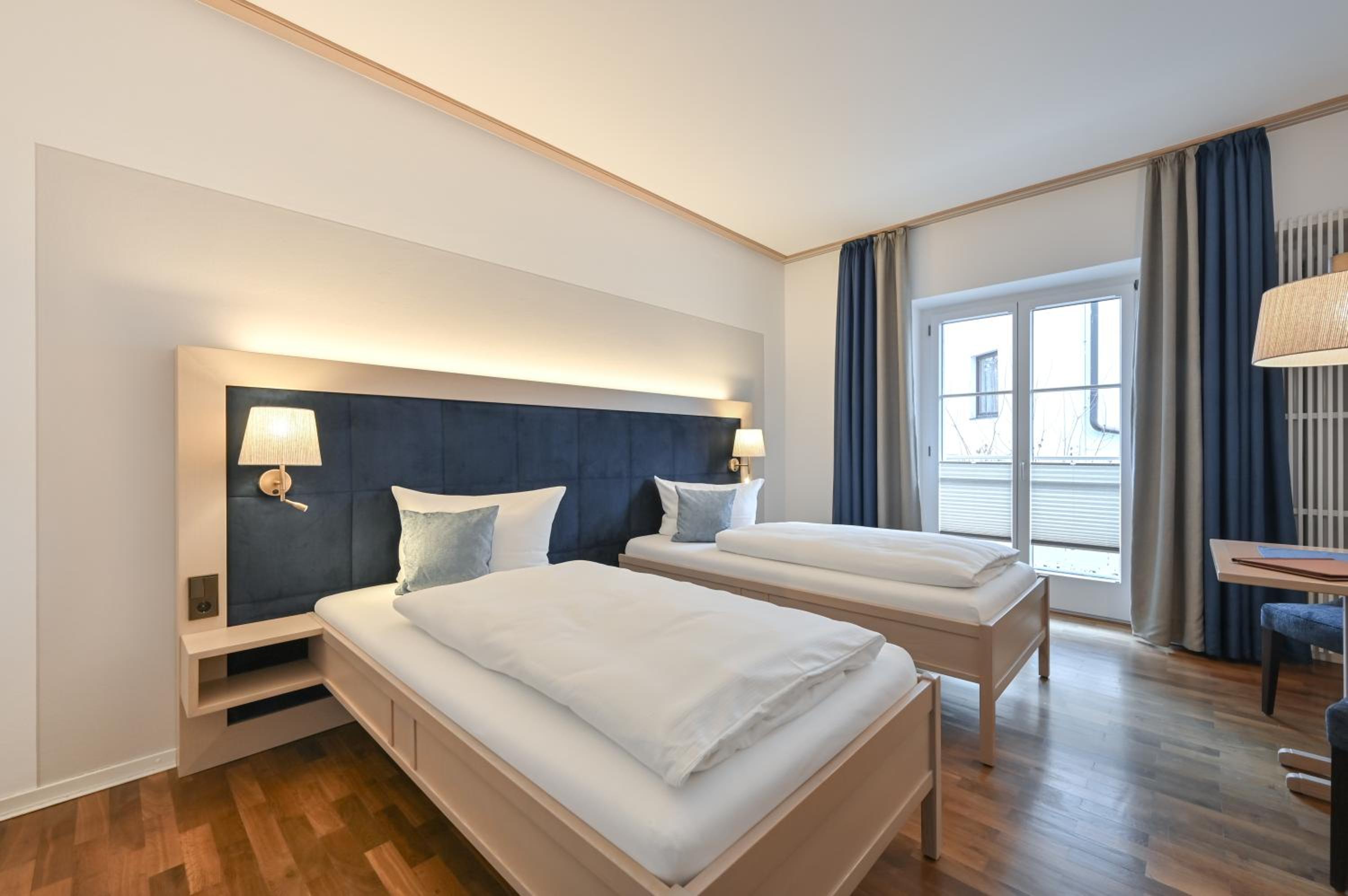 Twin Room with Balcony - Photo 5