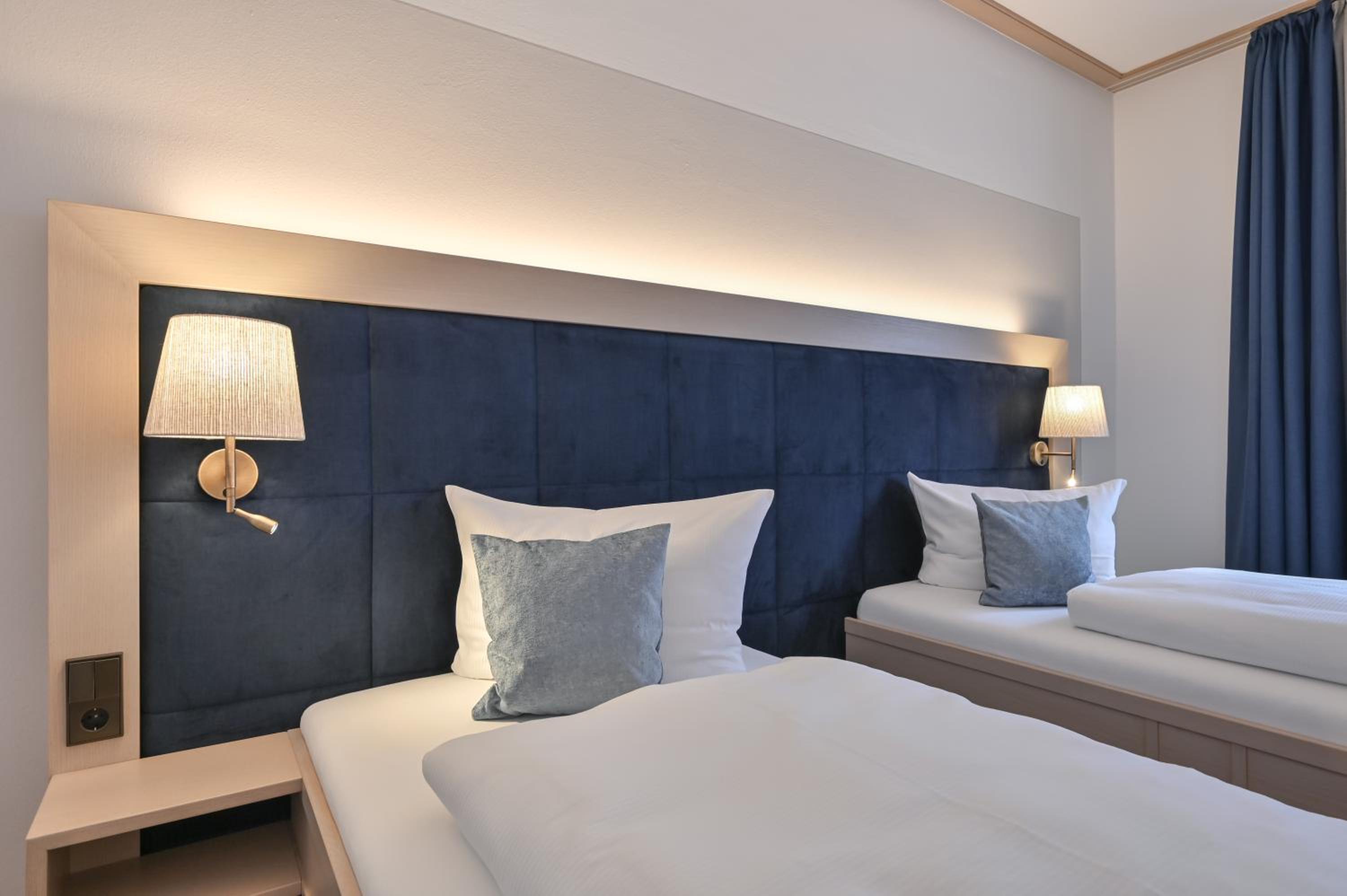Twin Room with Balcony - Photo 6