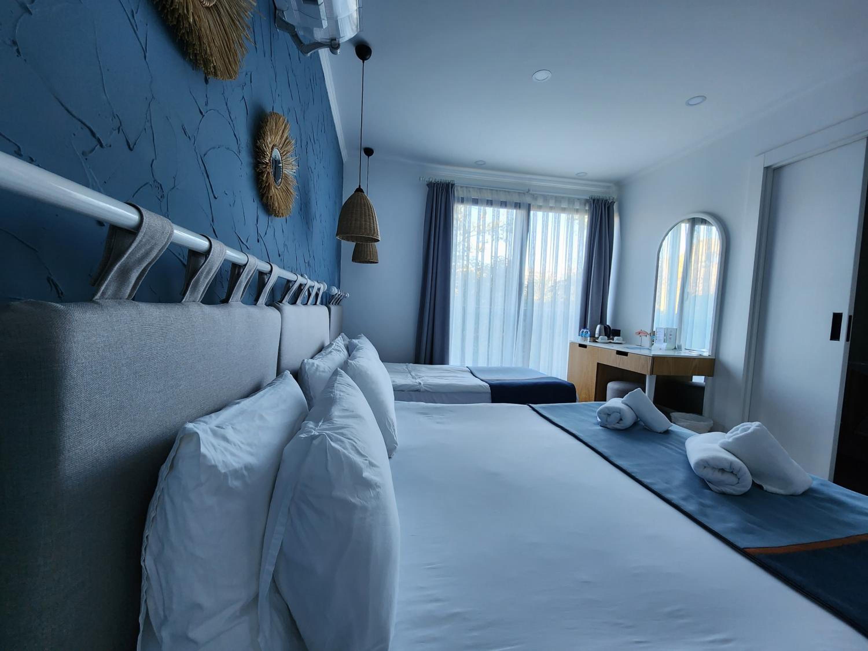 Deluxe Triple Room thumbnail 5