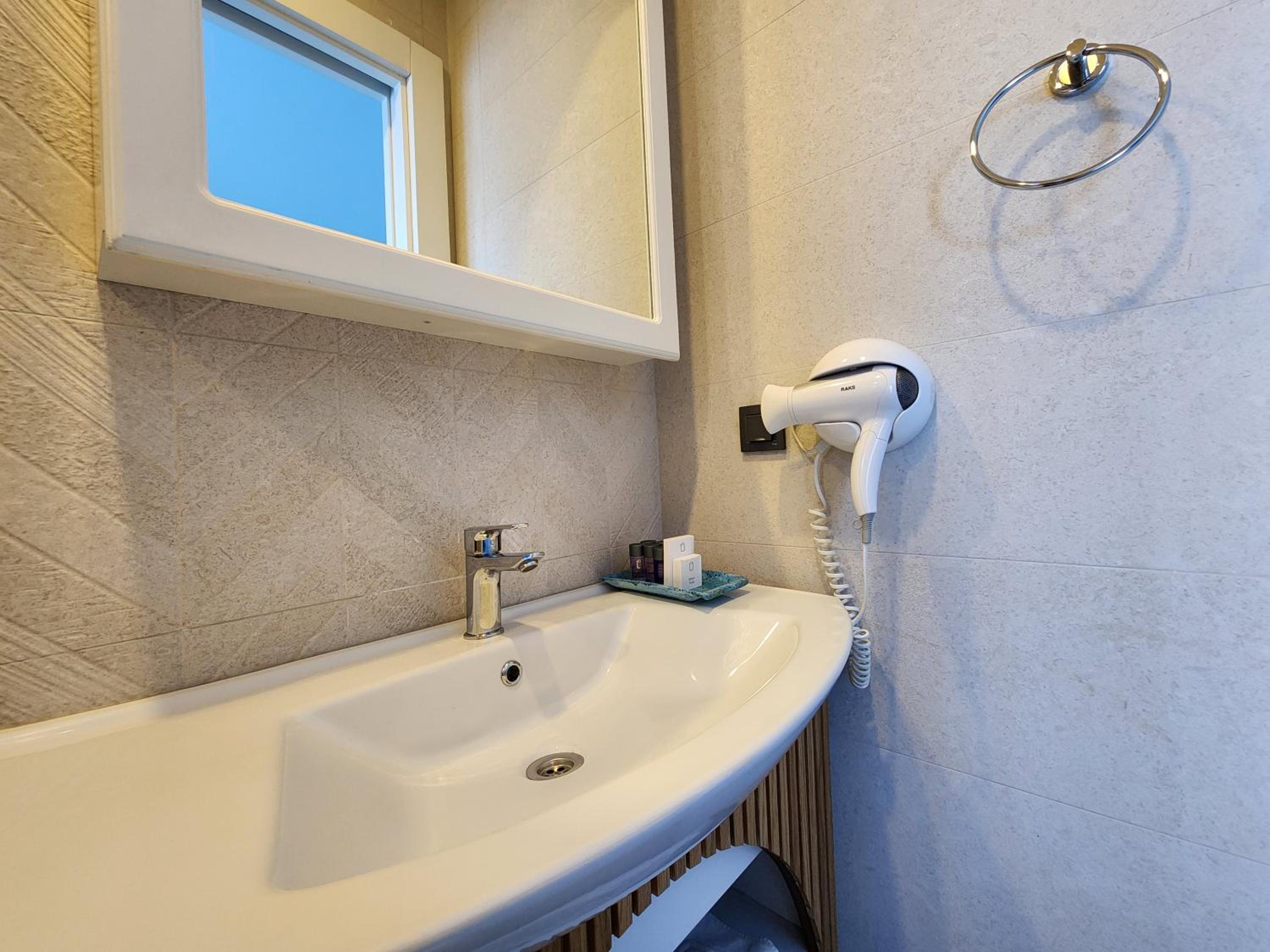 Deluxe Triple Room thumbnail 6